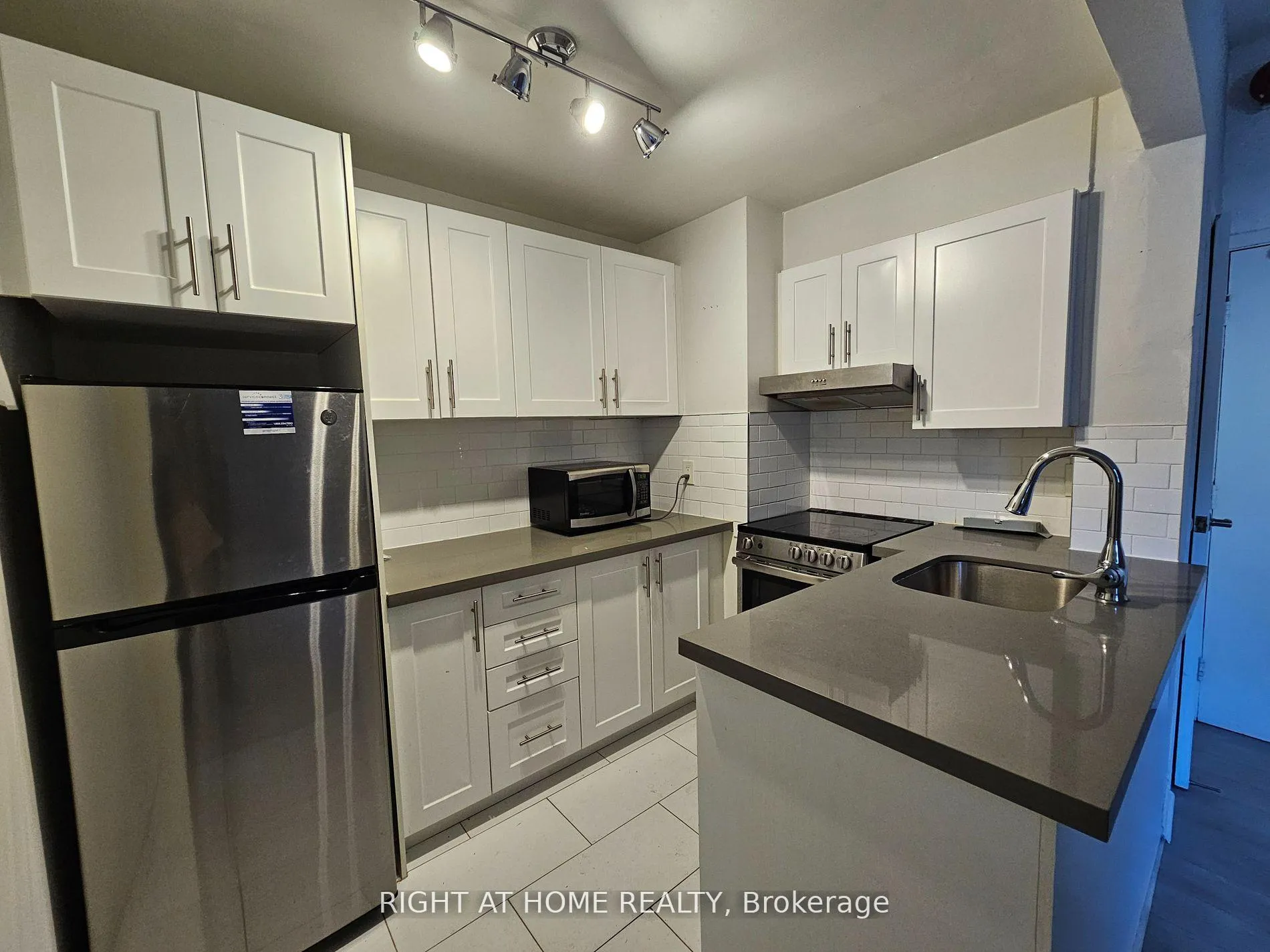 Photo 4 of Unit 105, 72 Wellesley Street E, Toronto, Church-Yonge Corridor — HOMEH