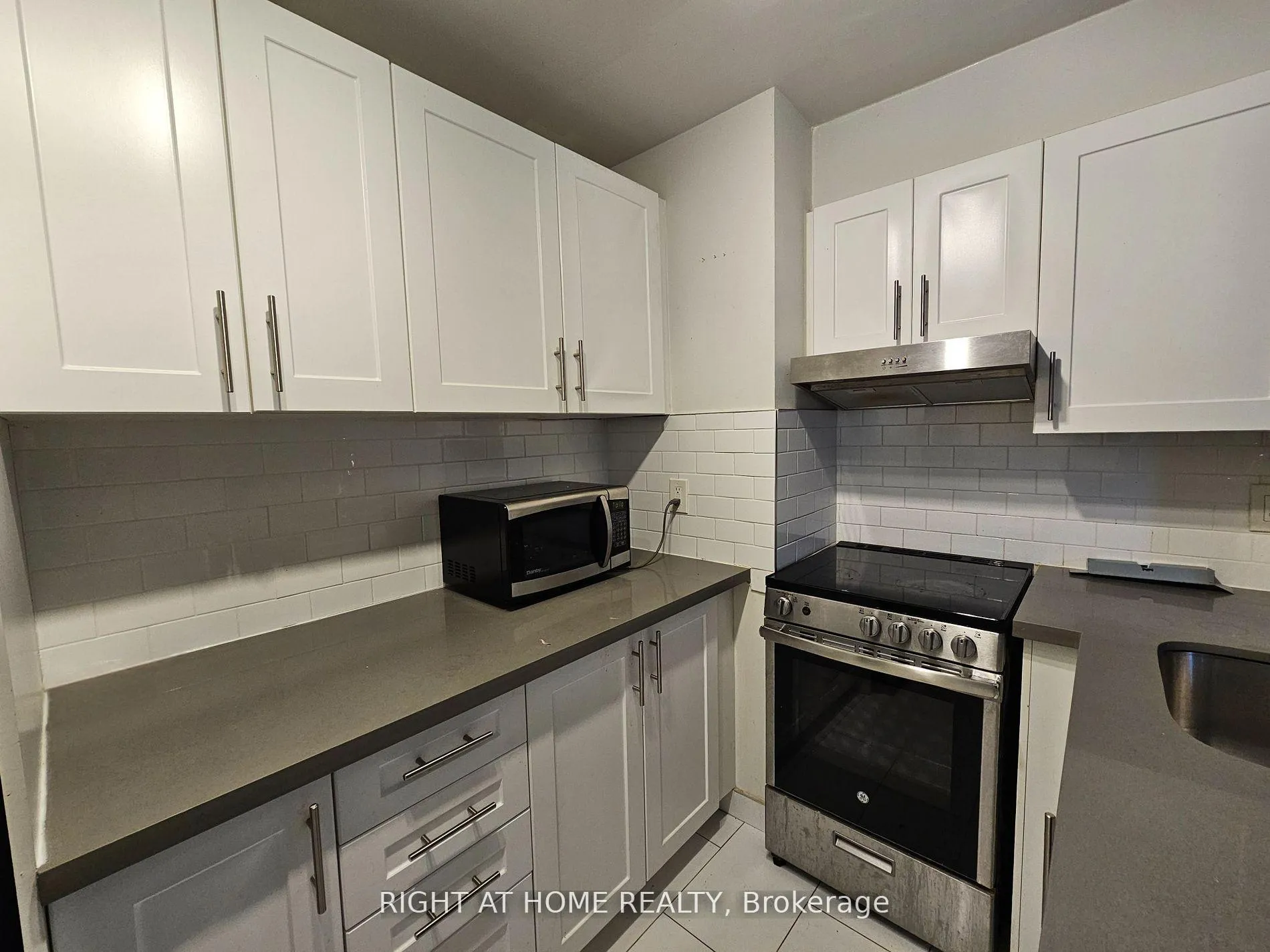 Photo 5 of Unit 105, 72 Wellesley Street E, Toronto, Church-Yonge Corridor — HOMEH