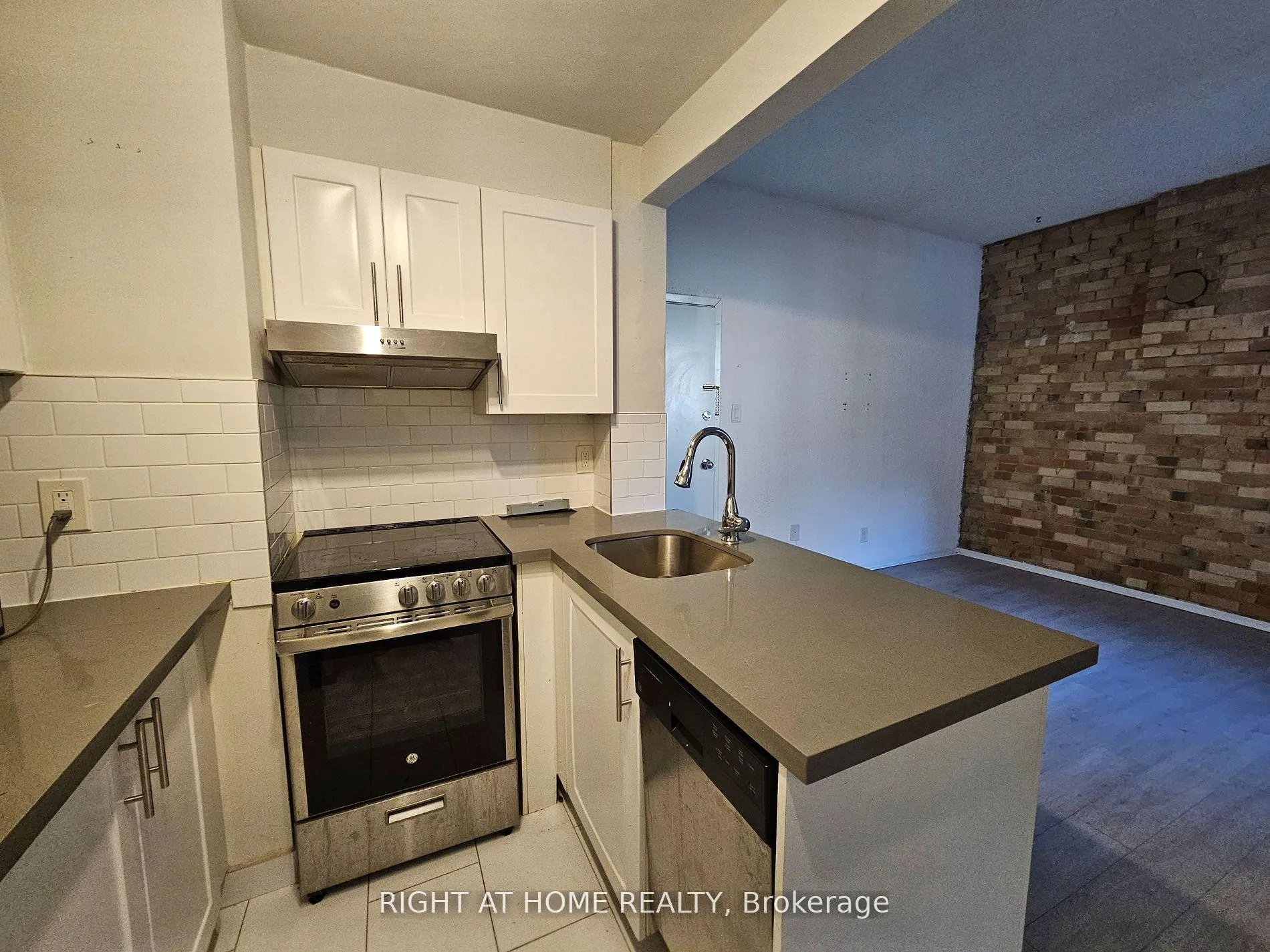 Photo 6 of Unit 105, 72 Wellesley Street E, Toronto, Church-Yonge Corridor — HOMEH