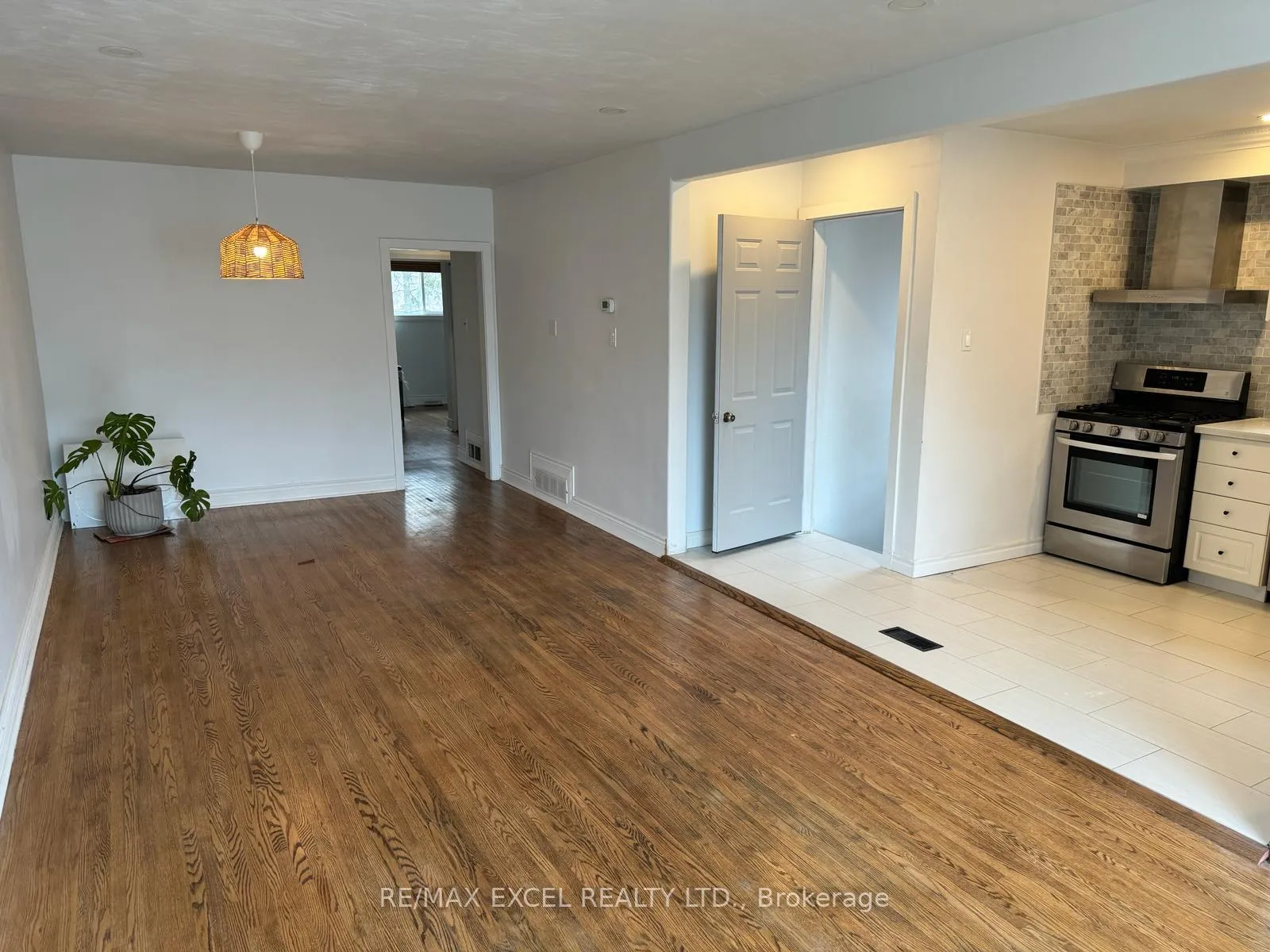 Photo 8 of Unit Main, 17 Avis Crescent, Toronto, O'Connor-Parkview — HOMEH