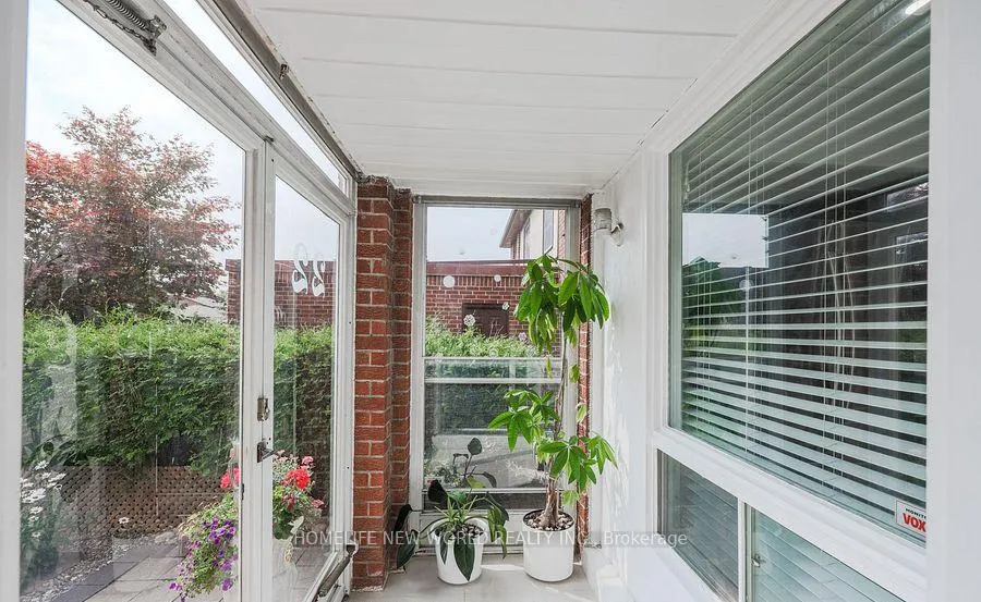 Photo 2 of 22 Middleton Court, Markham, Milliken Mills West — HOMEH