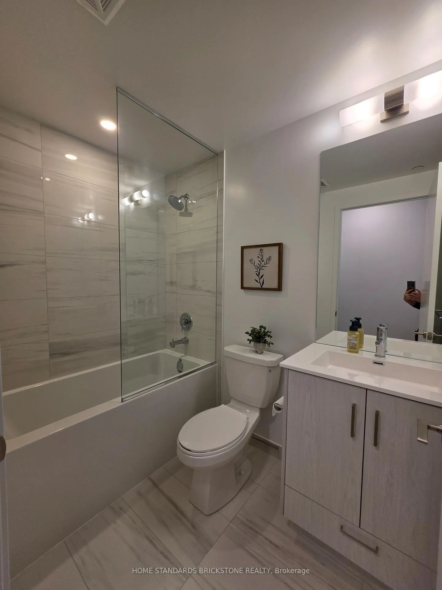 Photo 4 of Unit 2007, 180 Front Street E, Toronto, Moss Park — HOMEH
