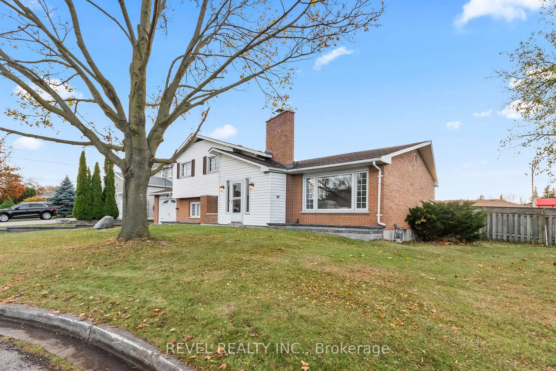 Photo 3 of 68 Applewood Crescent, Whitby, Blue Grass Meadows — HOMEH