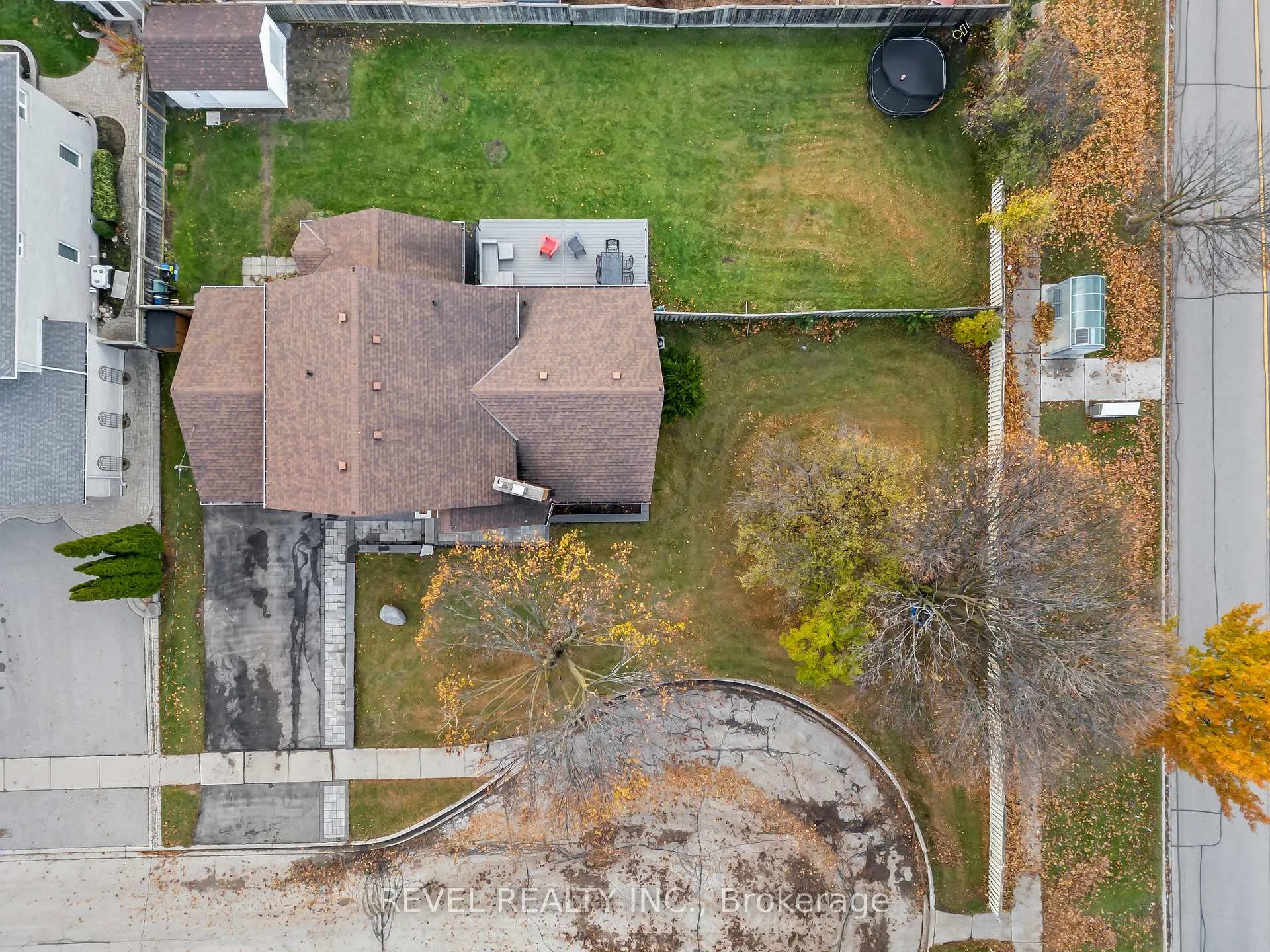 Photo 4 of 68 Applewood Crescent, Whitby, Blue Grass Meadows — HOMEH