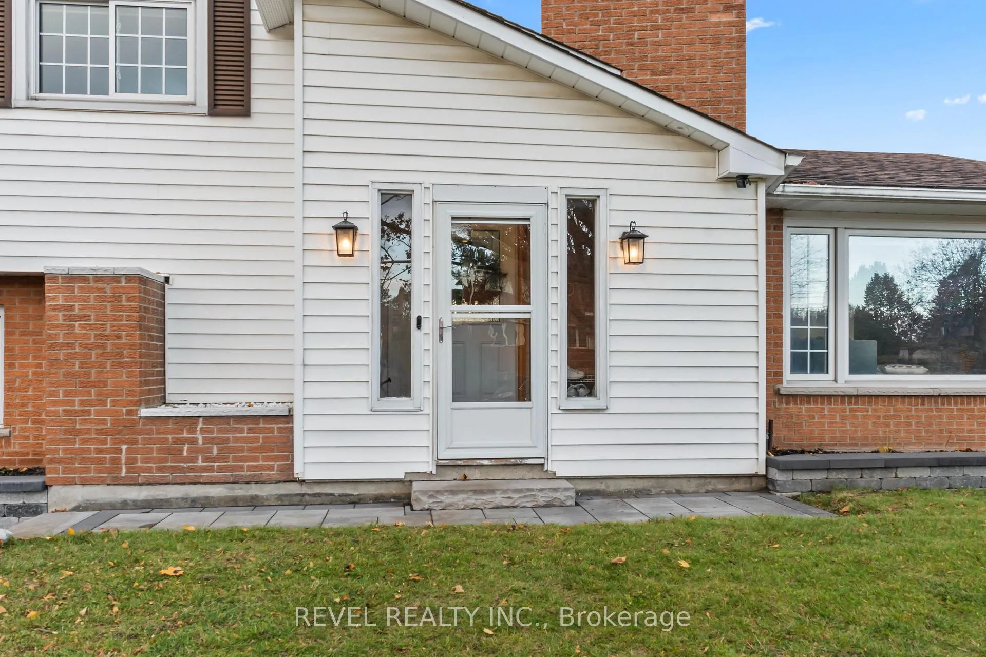 Photo 5 of 68 Applewood Crescent, Whitby, Blue Grass Meadows — HOMEH