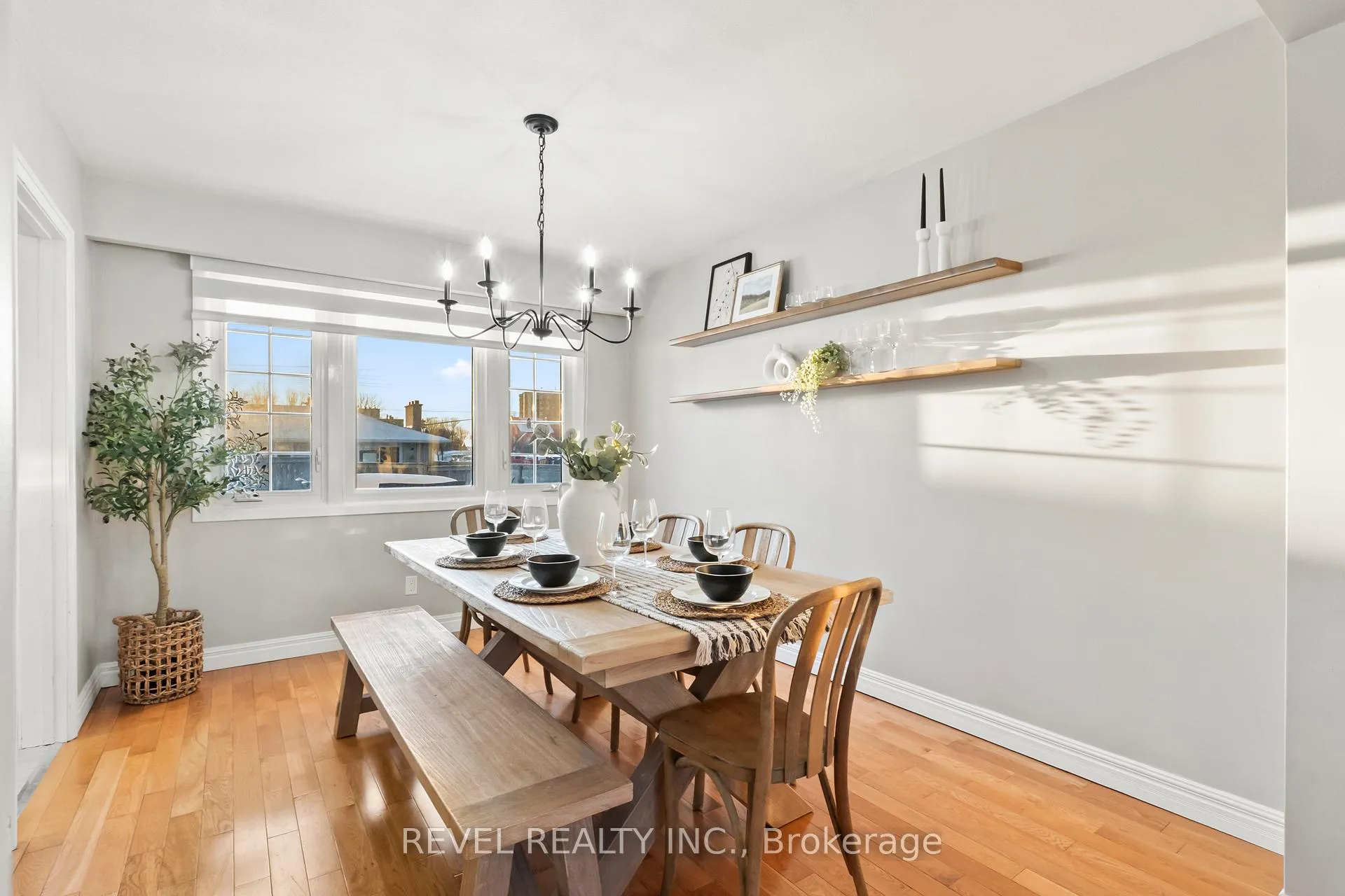 Photo 12 of 68 Applewood Crescent, Whitby, Blue Grass Meadows — HOMEH