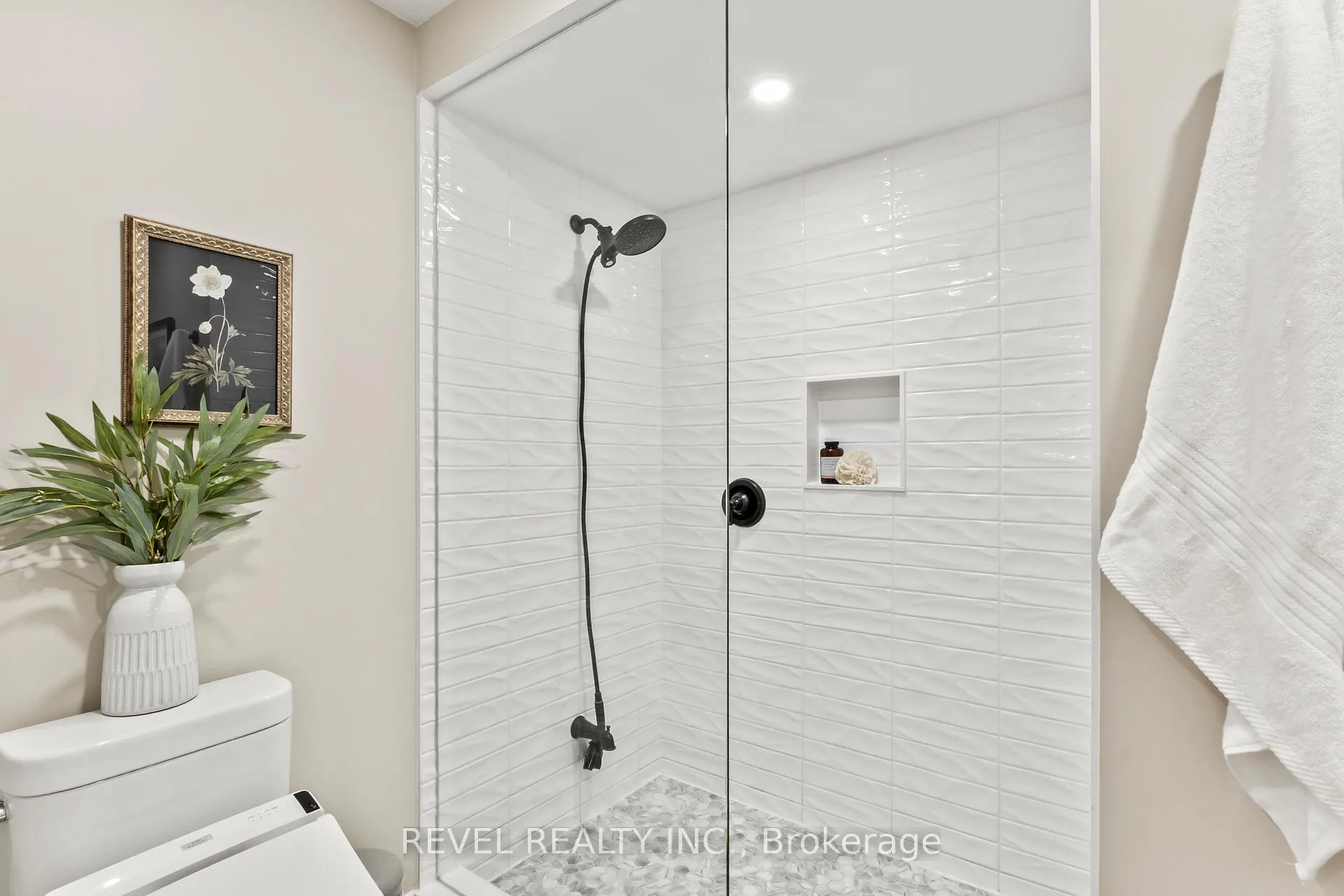 Photo 24 of 68 Applewood Crescent, Whitby, Blue Grass Meadows — HOMEH