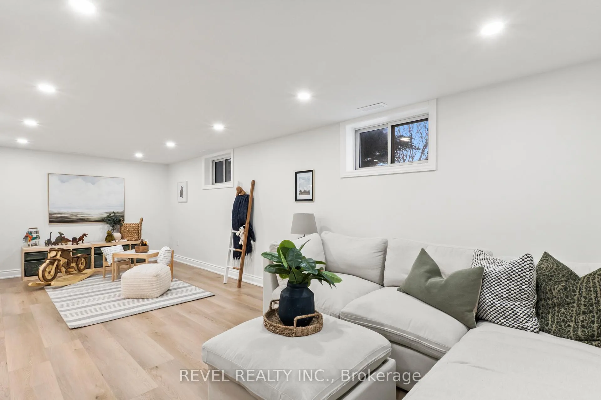 Photo 32 of 68 Applewood Crescent, Whitby, Blue Grass Meadows — HOMEH