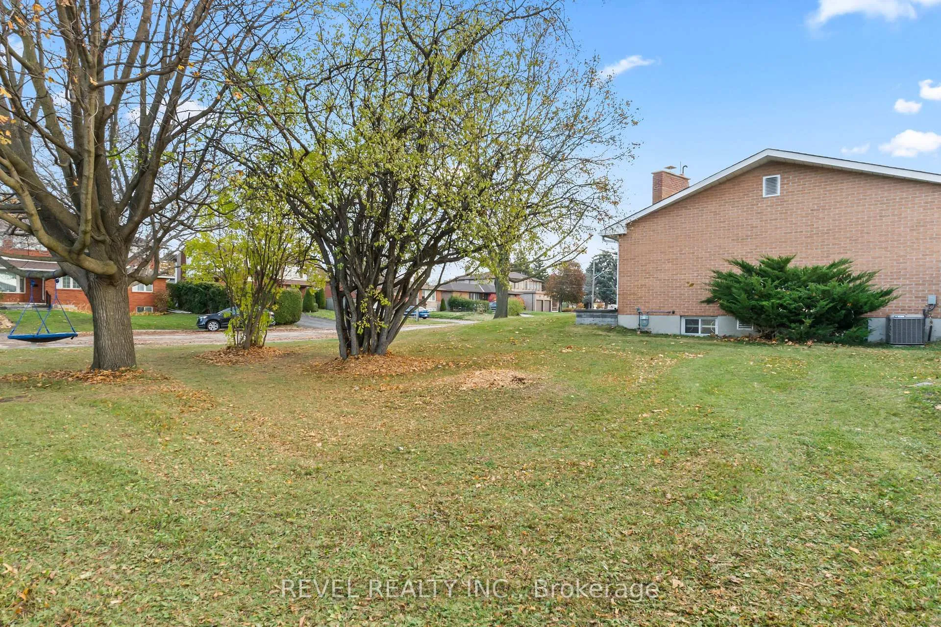 Photo 40 of 68 Applewood Crescent, Whitby, Blue Grass Meadows — HOMEH