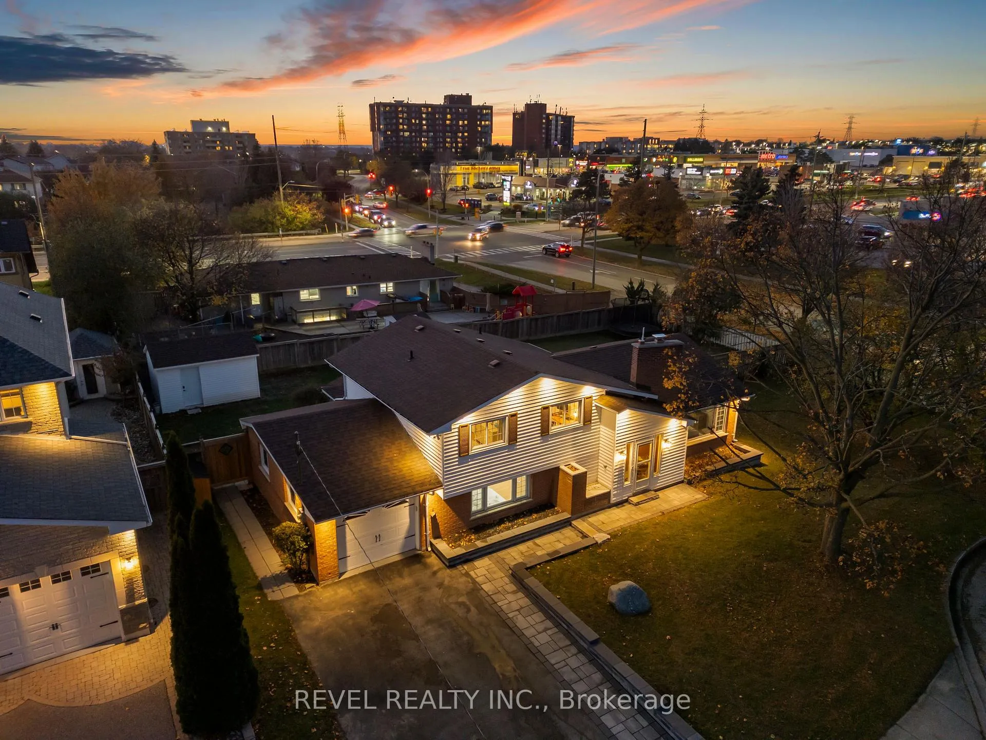 Photo 42 of 68 Applewood Crescent, Whitby, Blue Grass Meadows — HOMEH