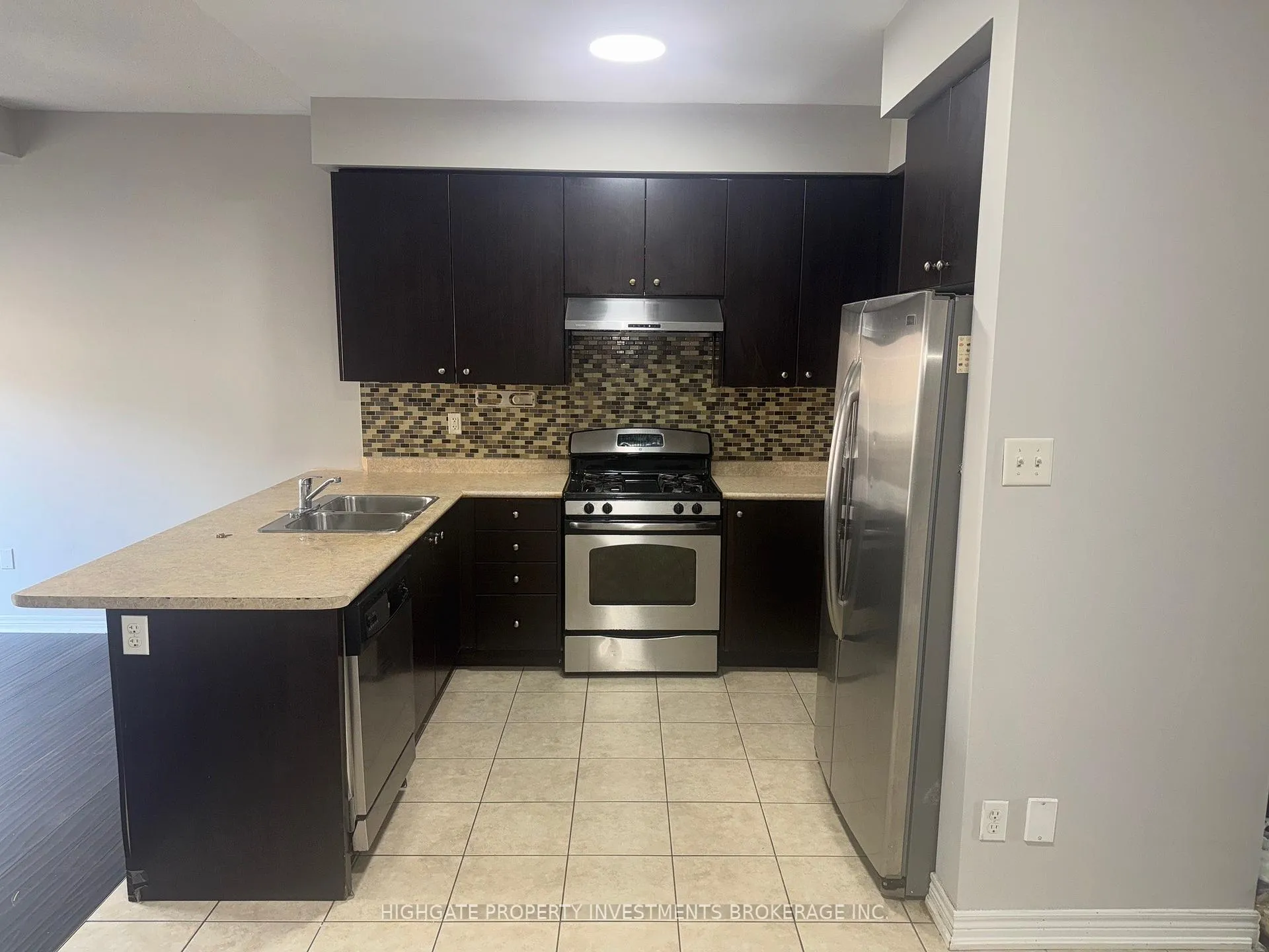 Photo 4 of 12 Frenchpark Circle, Brampton, Credit Valley — HOMEH