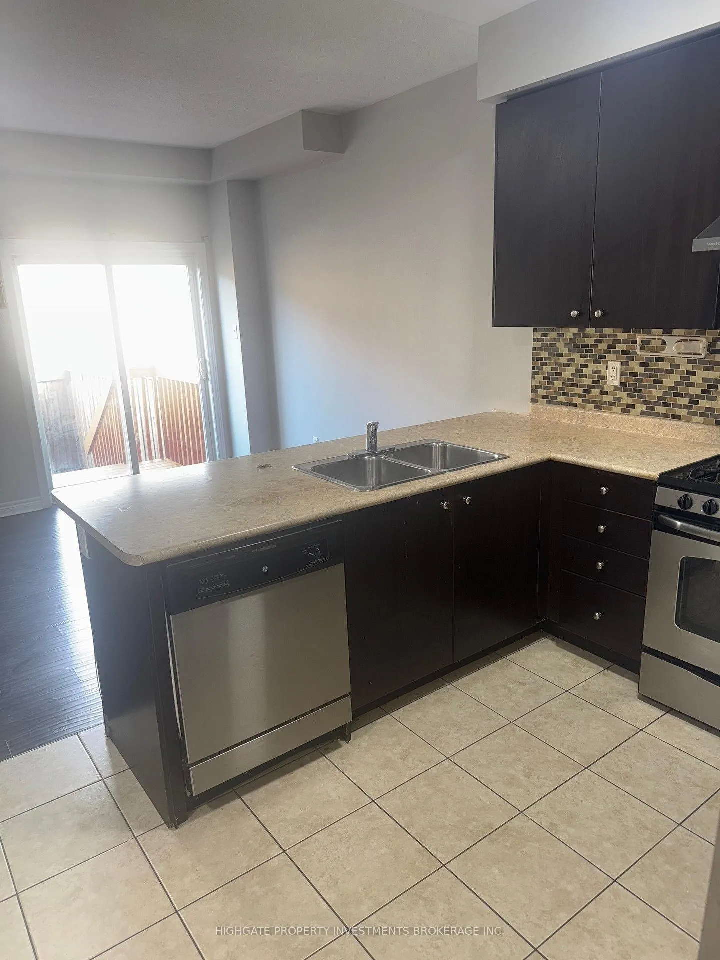Photo 5 of 12 Frenchpark Circle, Brampton, Credit Valley — HOMEH