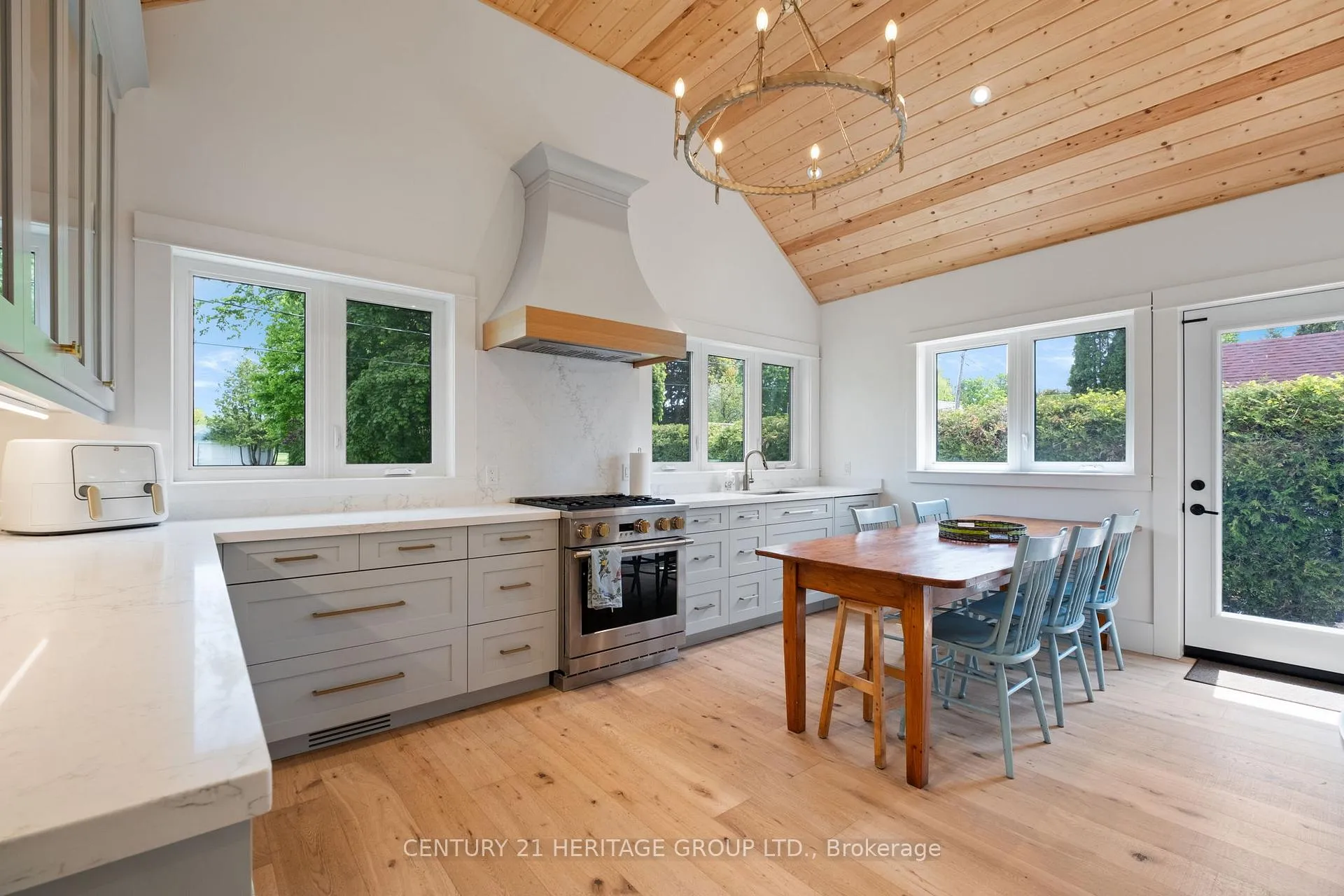 Photo 10 of 911 Lake Drive N, Georgina, Historic Lakeshore Communities — HOMEH