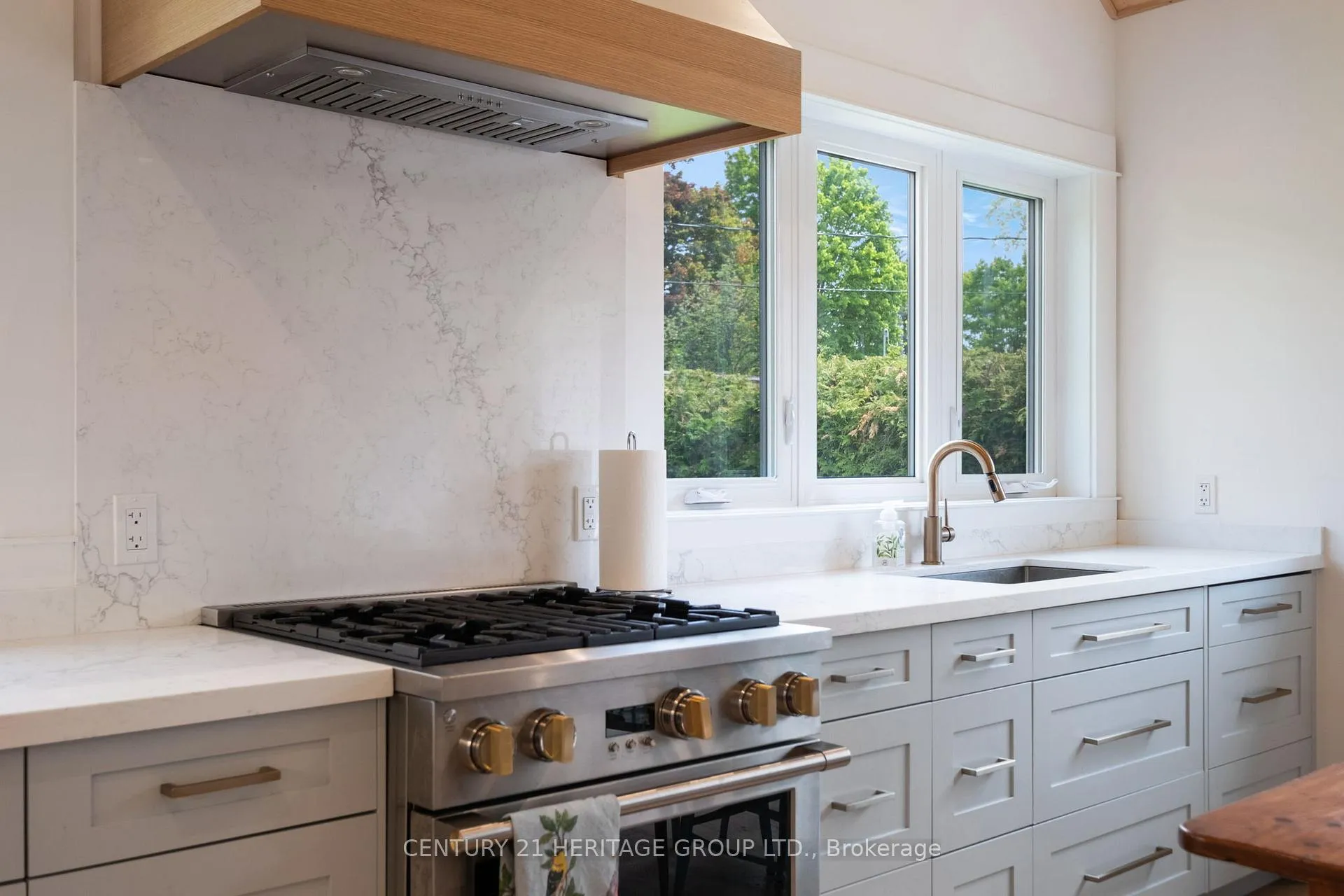 Photo 11 of 911 Lake Drive N, Georgina, Historic Lakeshore Communities — HOMEH