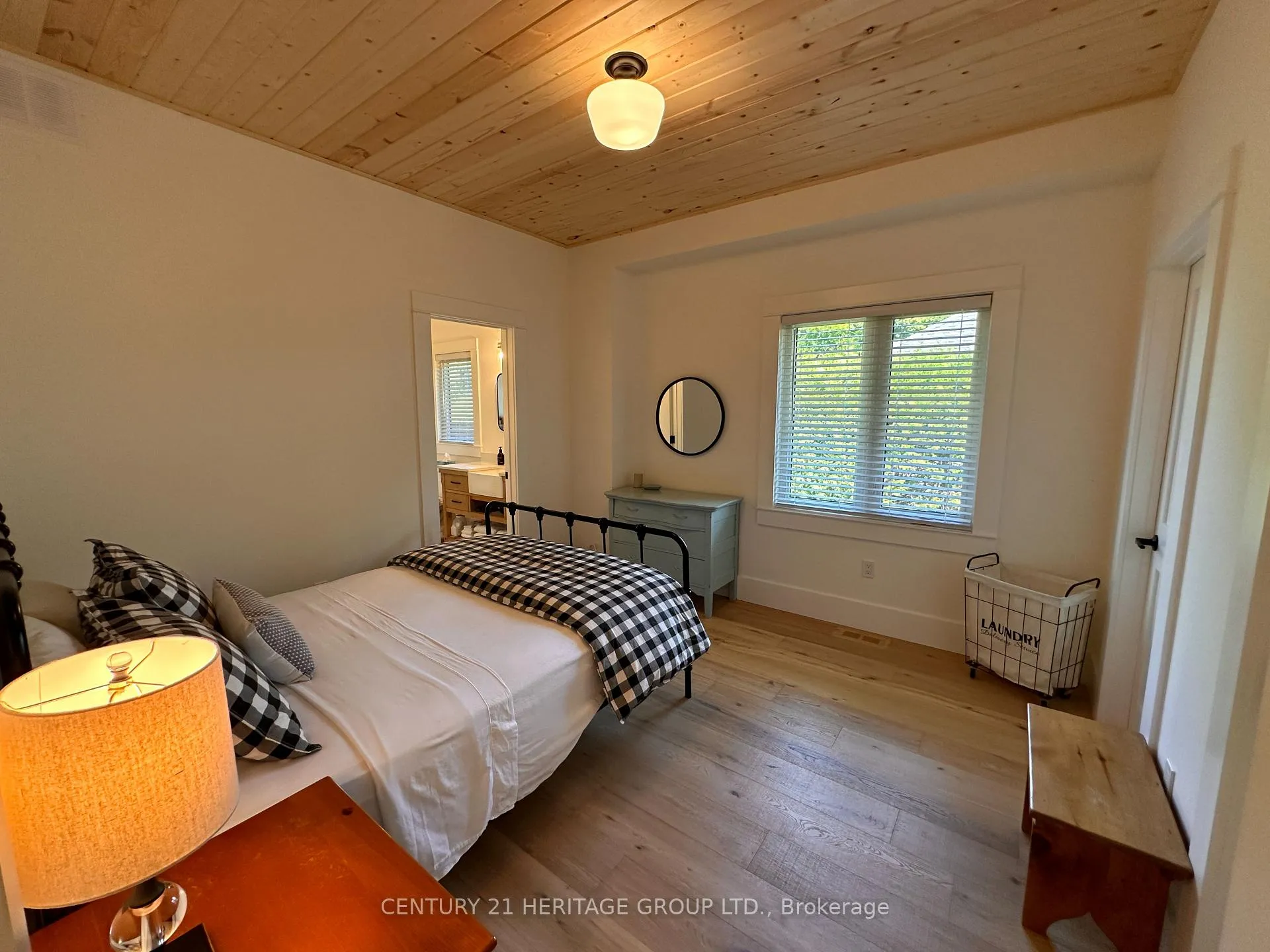 Photo 24 of 911 Lake Drive N, Georgina, Historic Lakeshore Communities — HOMEH