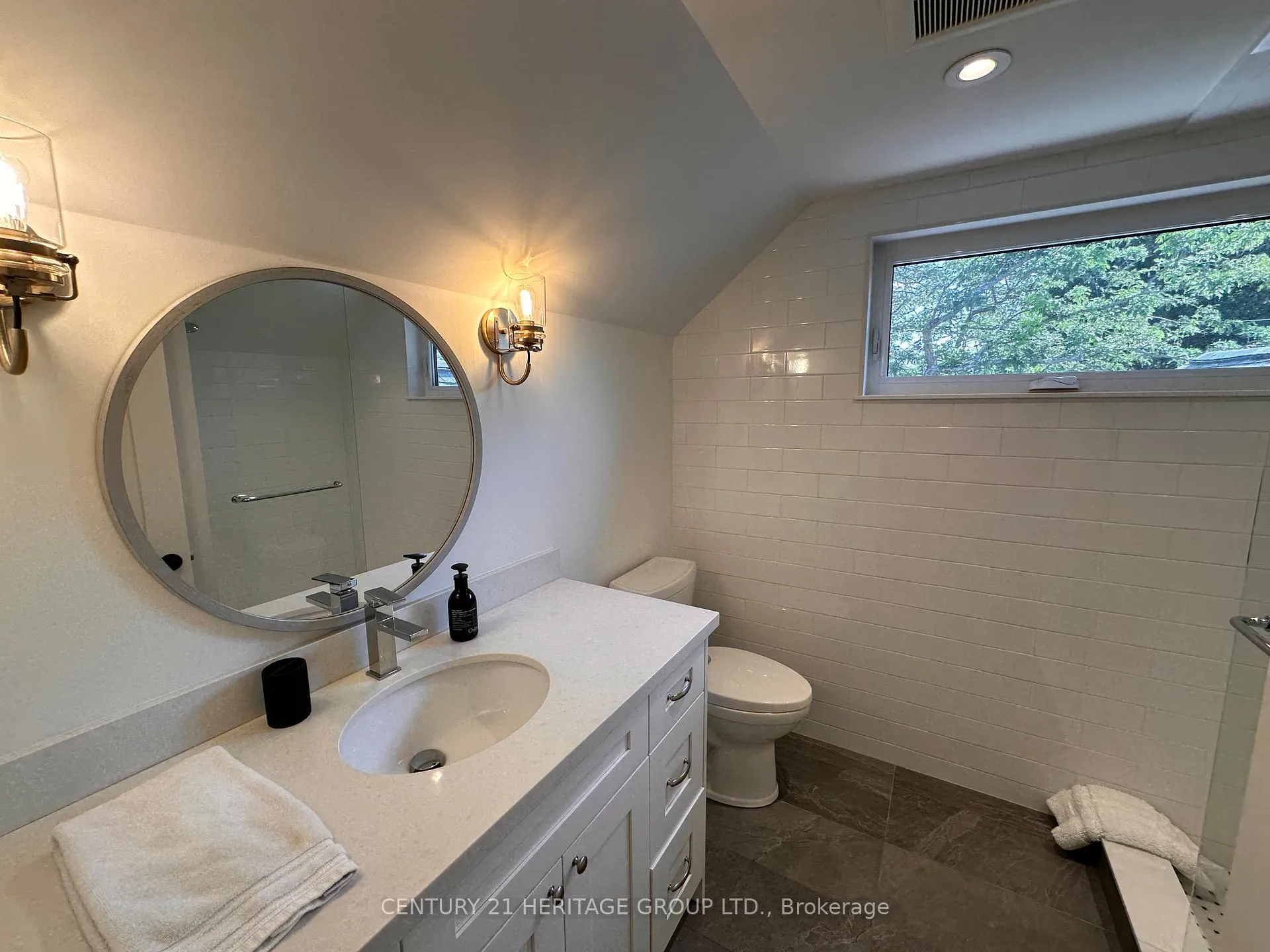 Photo 29 of 911 Lake Drive N, Georgina, Historic Lakeshore Communities — HOMEH