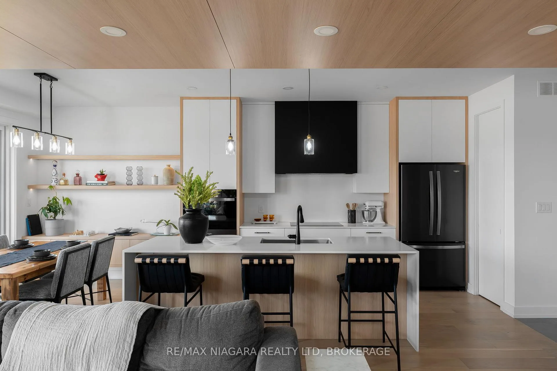 Photo 3 of 6176 Curlin Crescent, Niagara Falls, Forestview — HOMEH