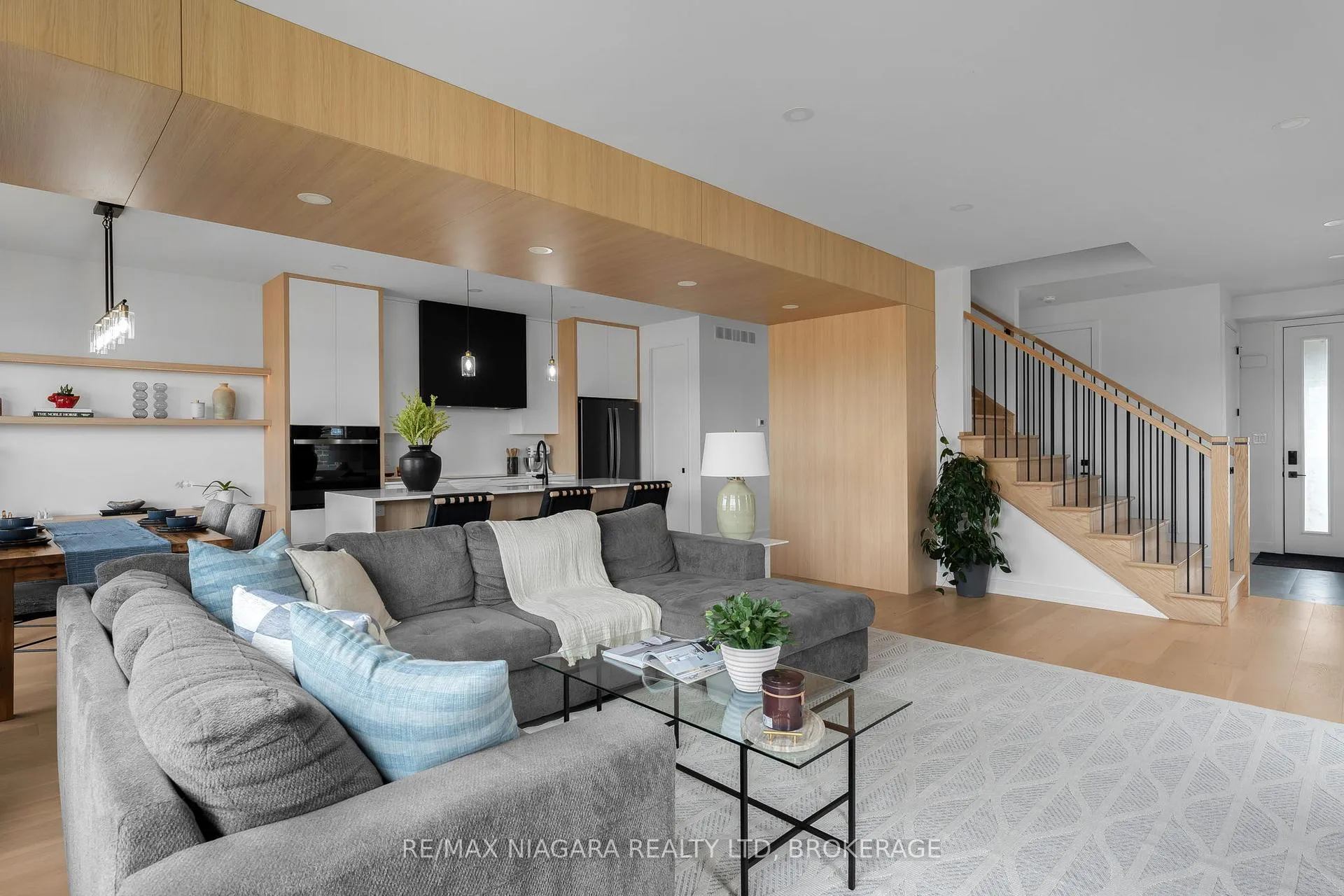 Photo 6 of 6176 Curlin Crescent, Niagara Falls, Forestview — HOMEH