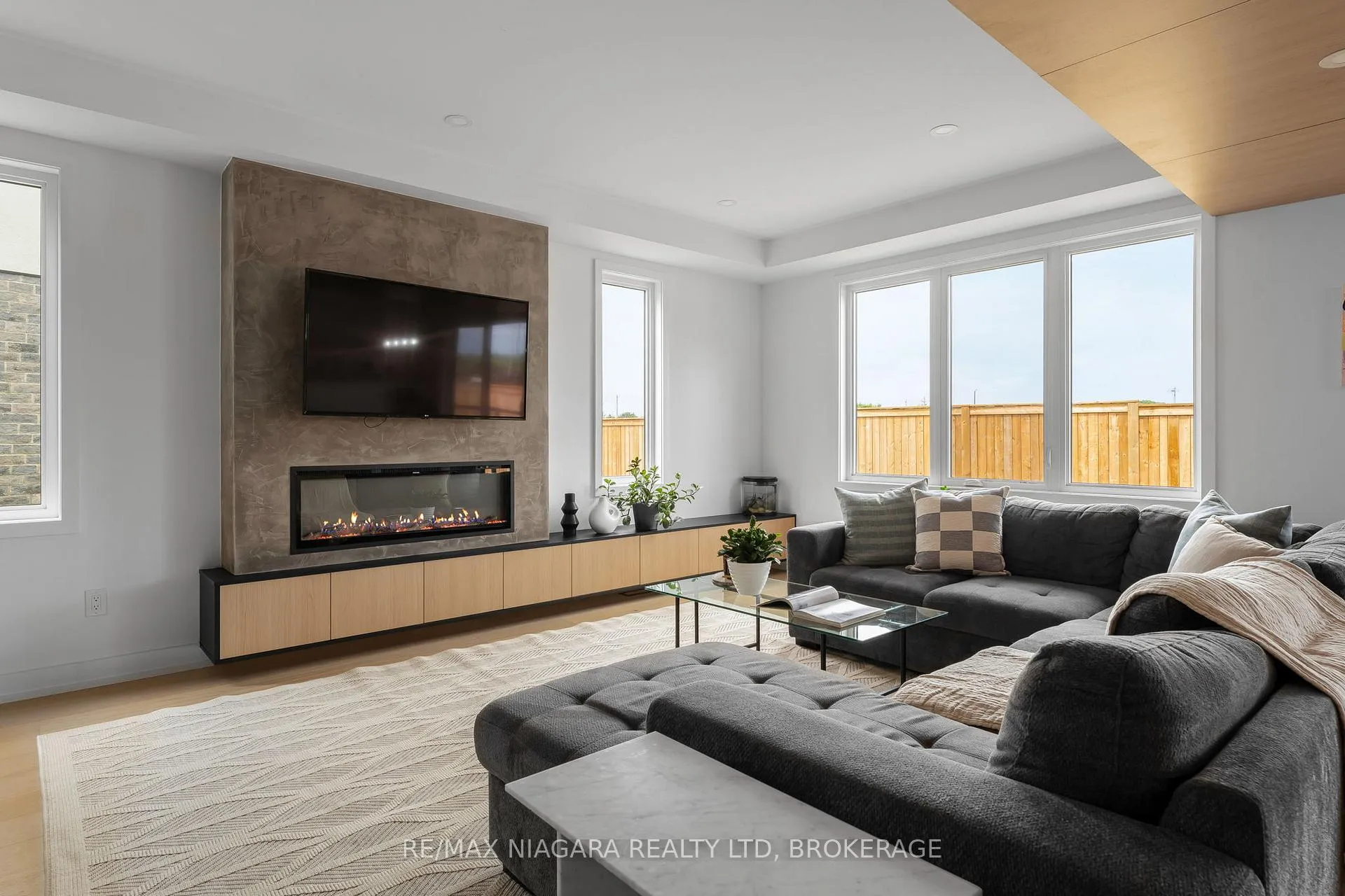 Photo 8 of 6176 Curlin Crescent, Niagara Falls, Forestview — HOMEH