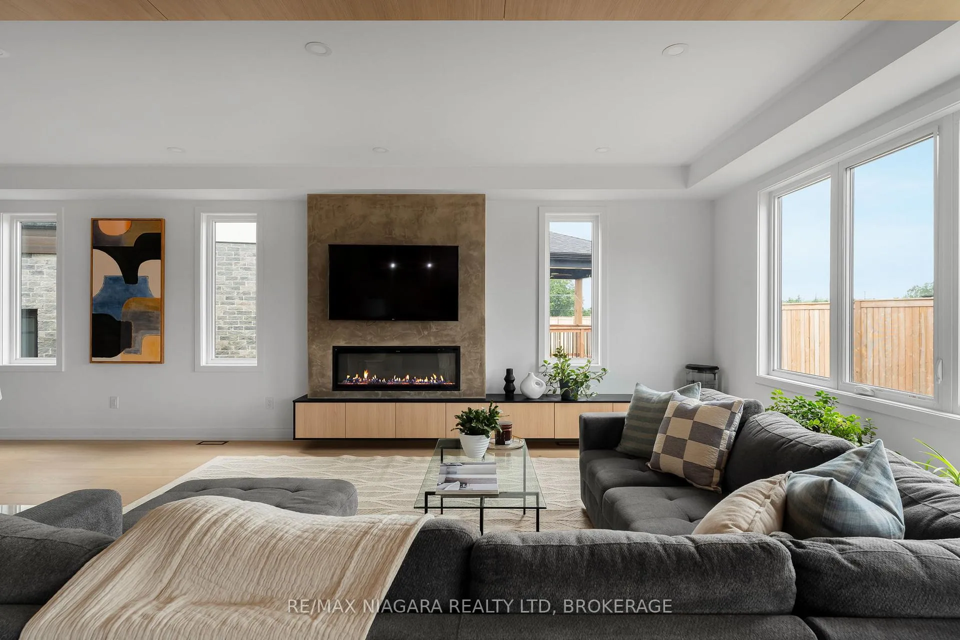 Photo 15 of 6176 Curlin Crescent, Niagara Falls, Forestview — HOMEH