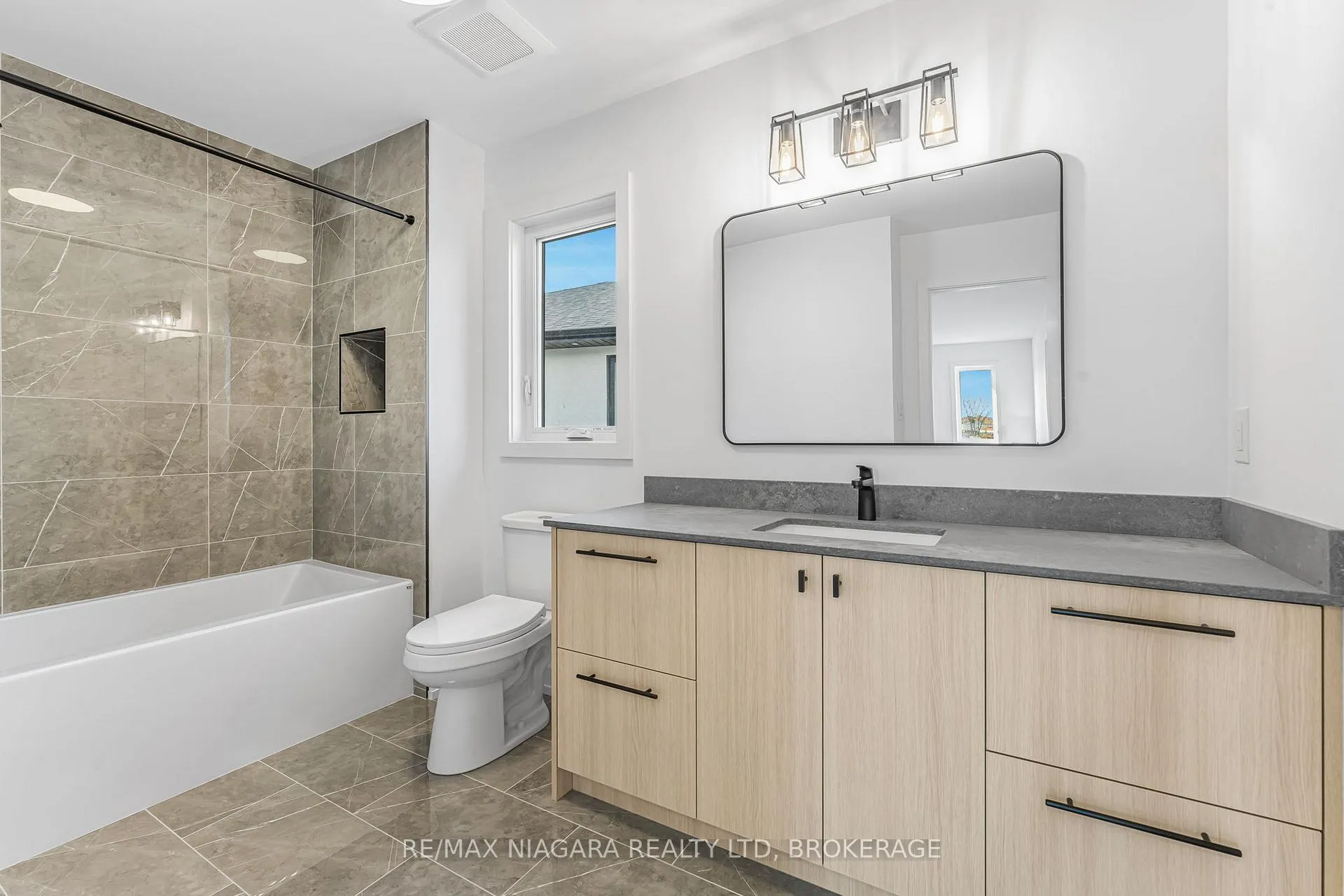 Photo 36 of 6176 Curlin Crescent, Niagara Falls, Forestview — HOMEH