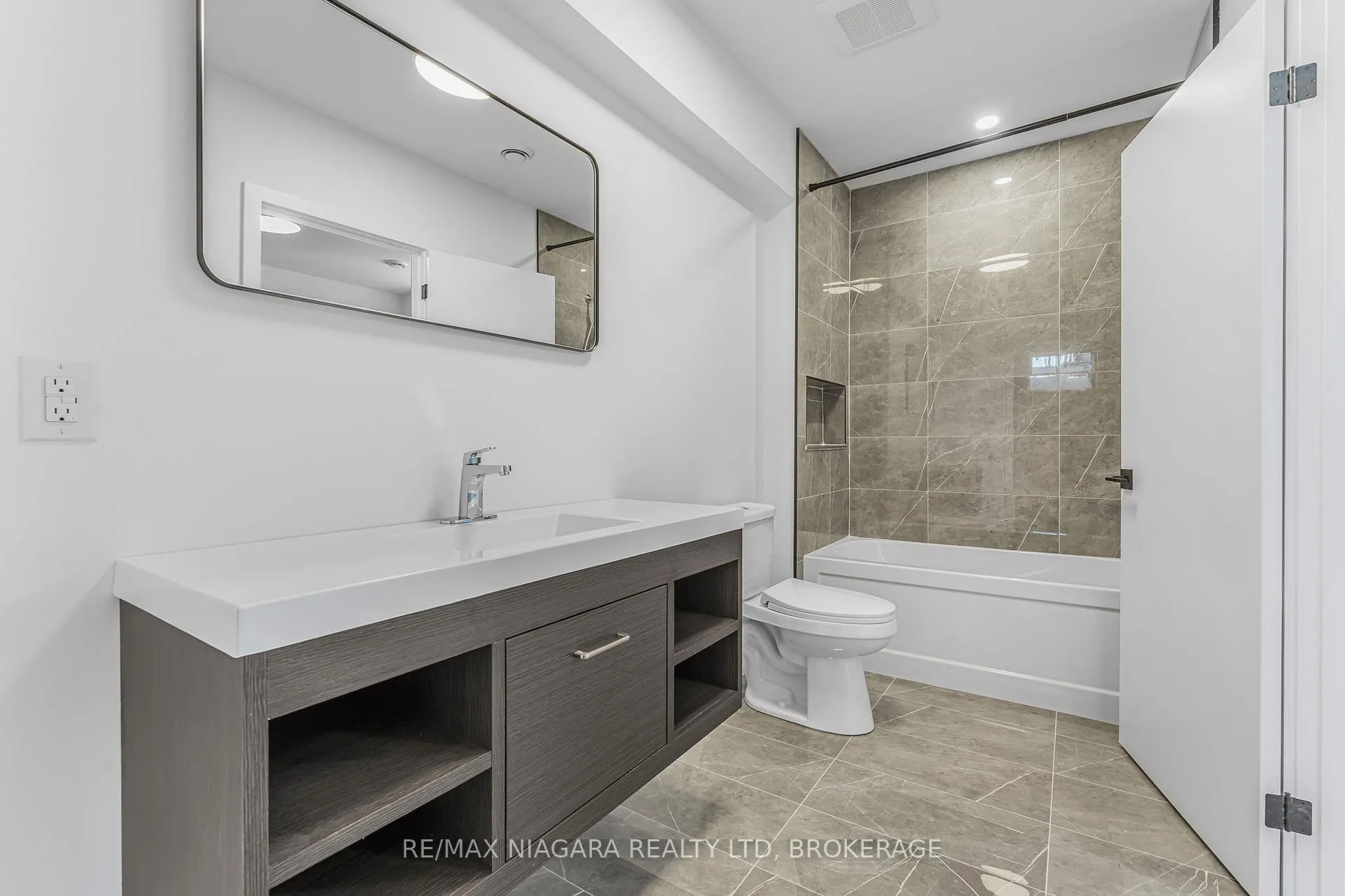 Photo 41 of 6176 Curlin Crescent, Niagara Falls, Forestview — HOMEH