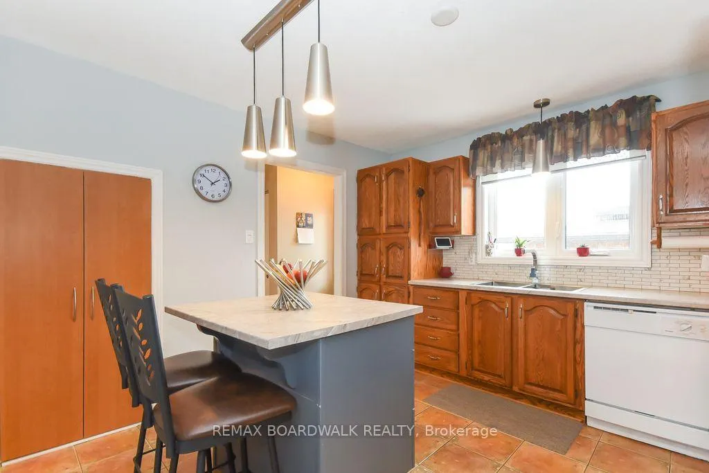 Photo 9 of 1408 Marchand Street S, Ottawa, Cyrville Rd./Industrial Park — HOMEH