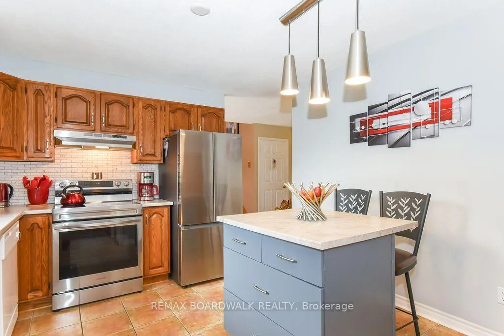 Photo 11 of 1408 Marchand Street S, Ottawa, Cyrville Rd./Industrial Park — HOMEH