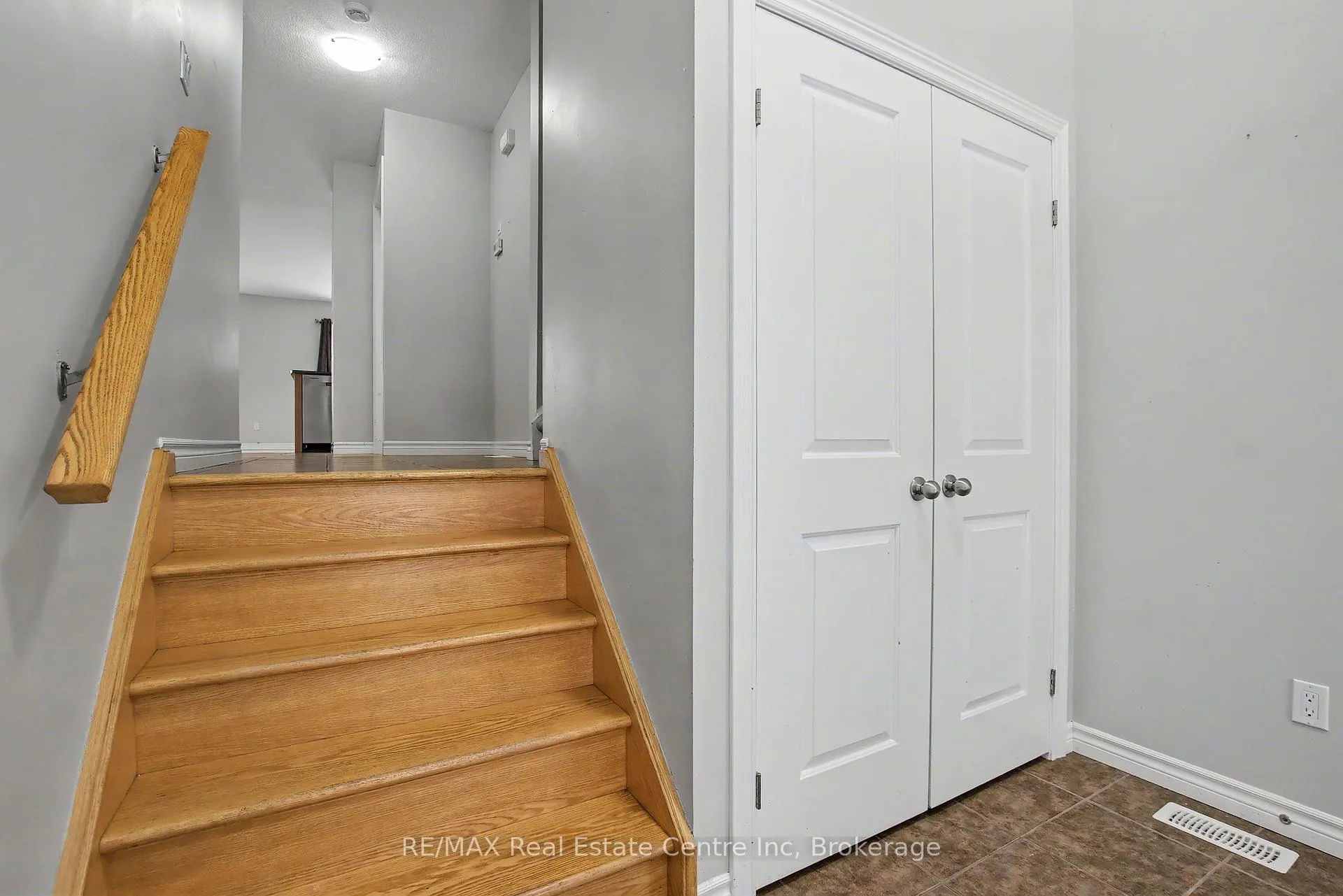 Photo 5 of 158 Kemp Crescent, Guelph, Grange Road — HOMEH