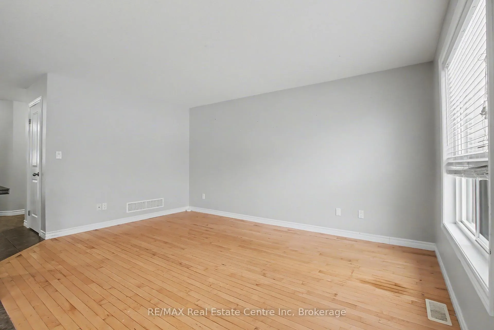 Photo 10 of 158 Kemp Crescent, Guelph, Grange Road — HOMEH