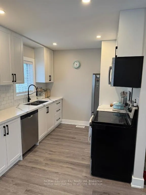 Photo 3 of 334 Rose Crescent, Midland — HOMEH
