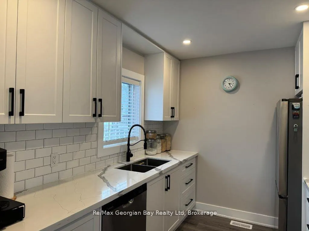 Photo 8 of 334 Rose Crescent, Midland — HOMEH