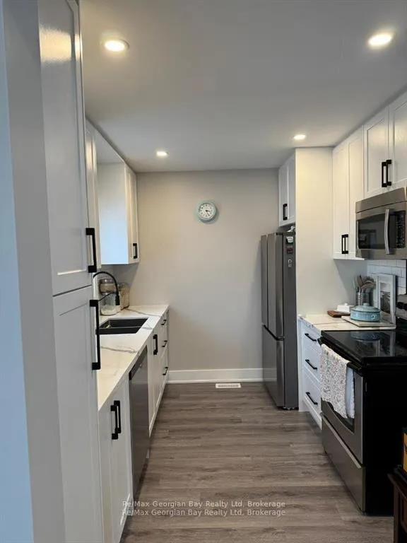 Photo 10 of 334 Rose Crescent, Midland — HOMEH