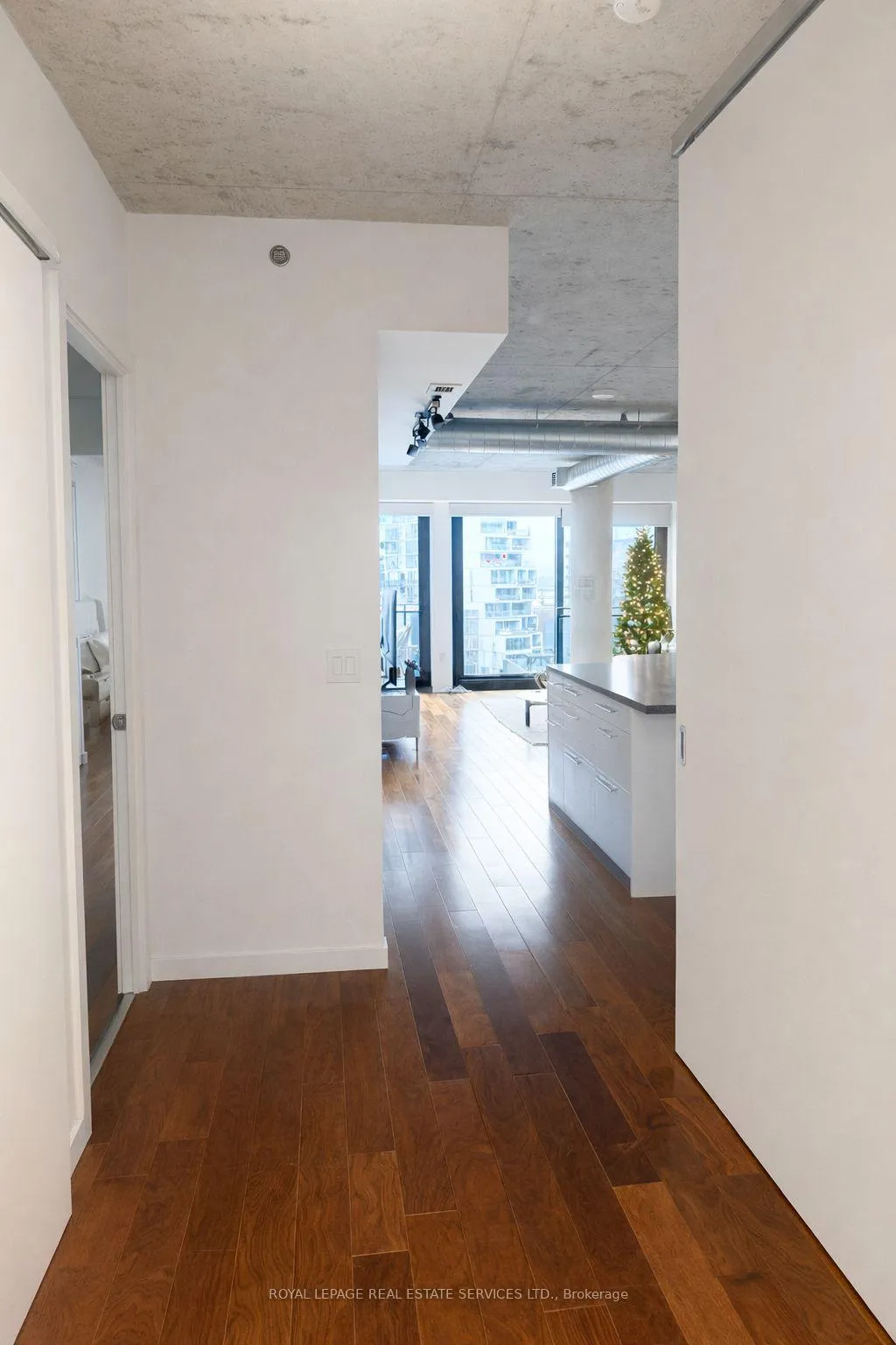 Photo 2 of Unit 909, 51 Trolley Crescent, Toronto, Moss Park — HOMEH