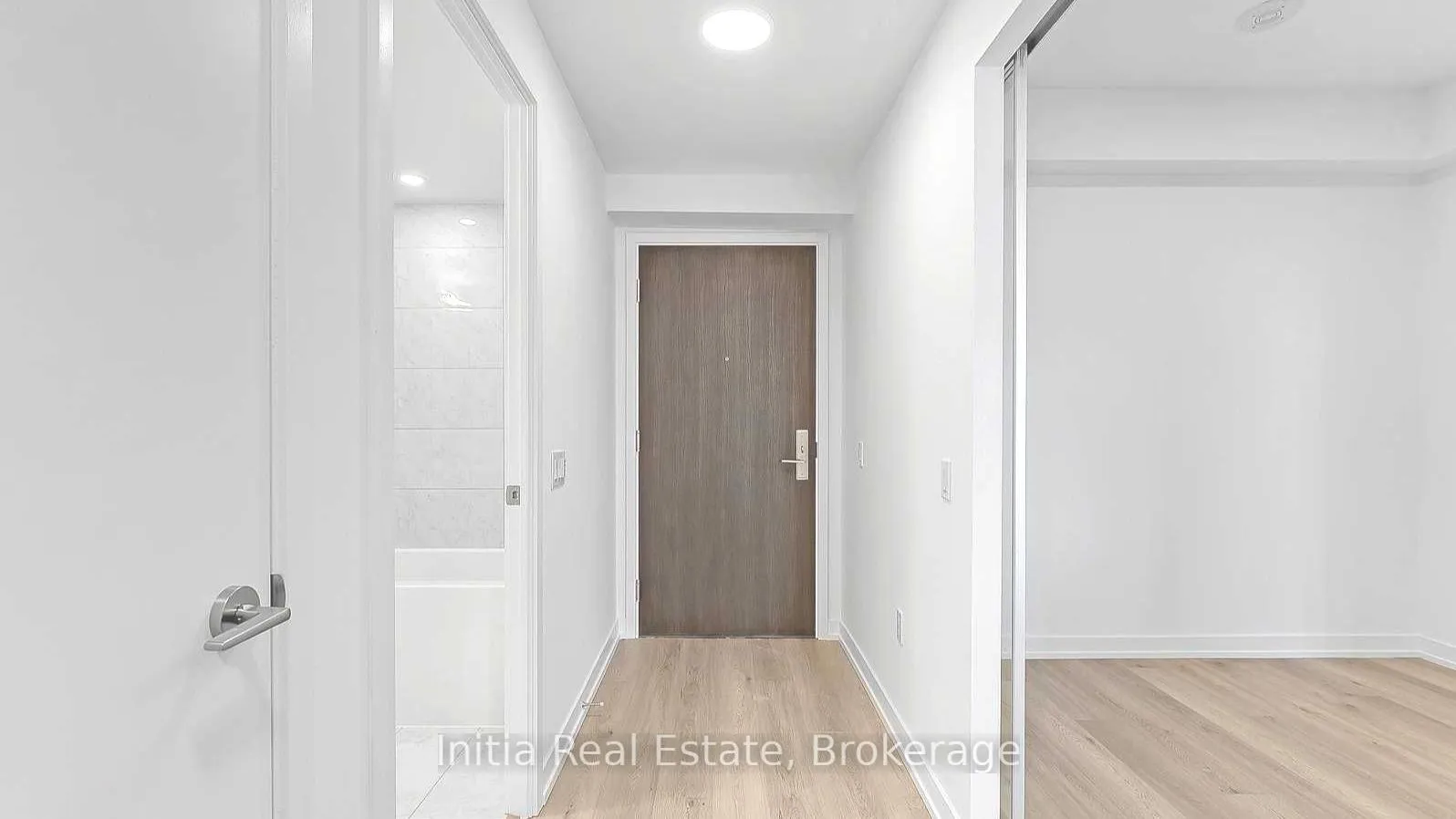 Photo 3 of Unit 802, 39 Roehampton Avenue, Toronto, Mount Pleasant West — HOMEH