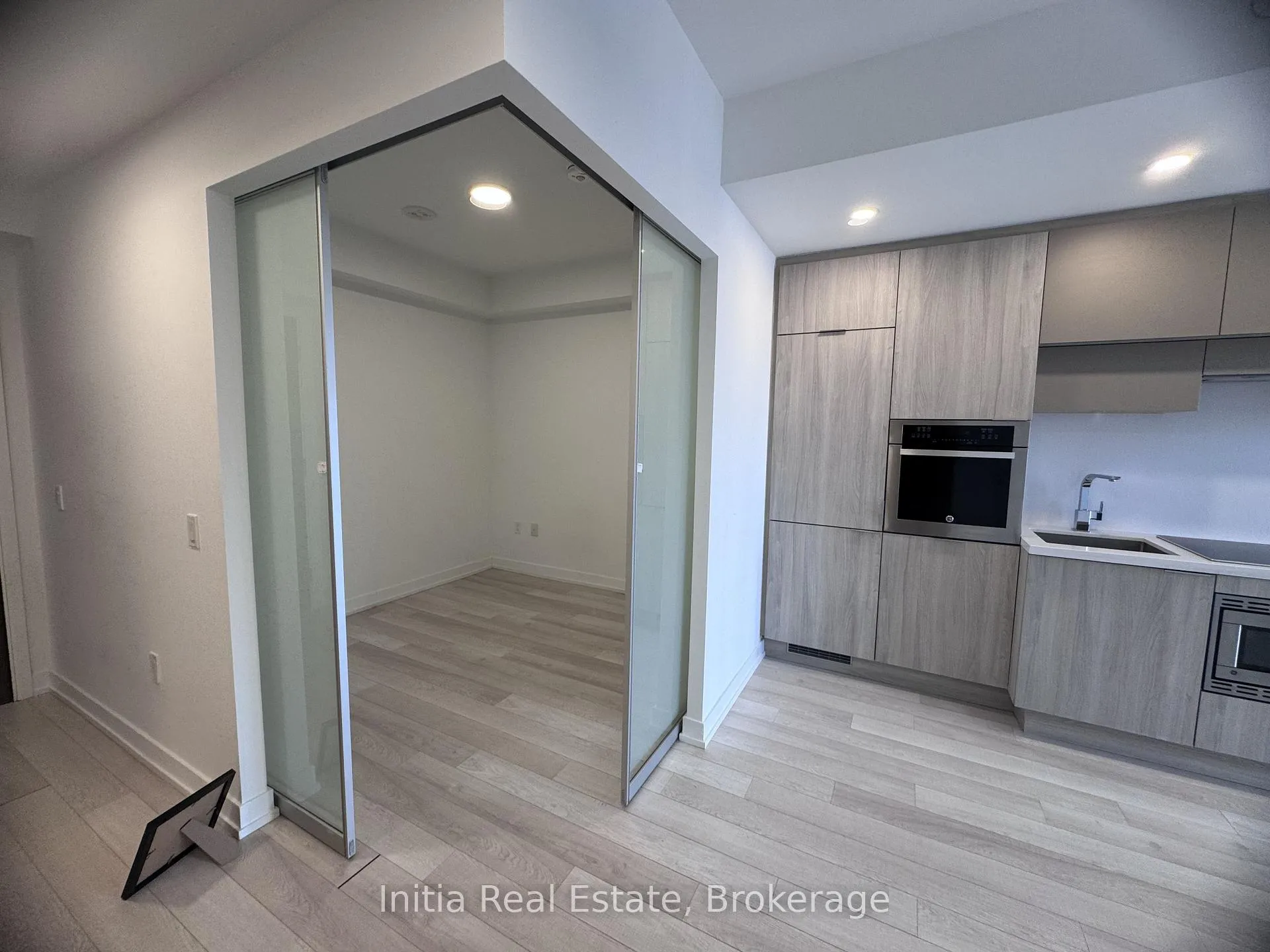 Photo 5 of Unit 802, 39 Roehampton Avenue, Toronto, Mount Pleasant West — HOMEH