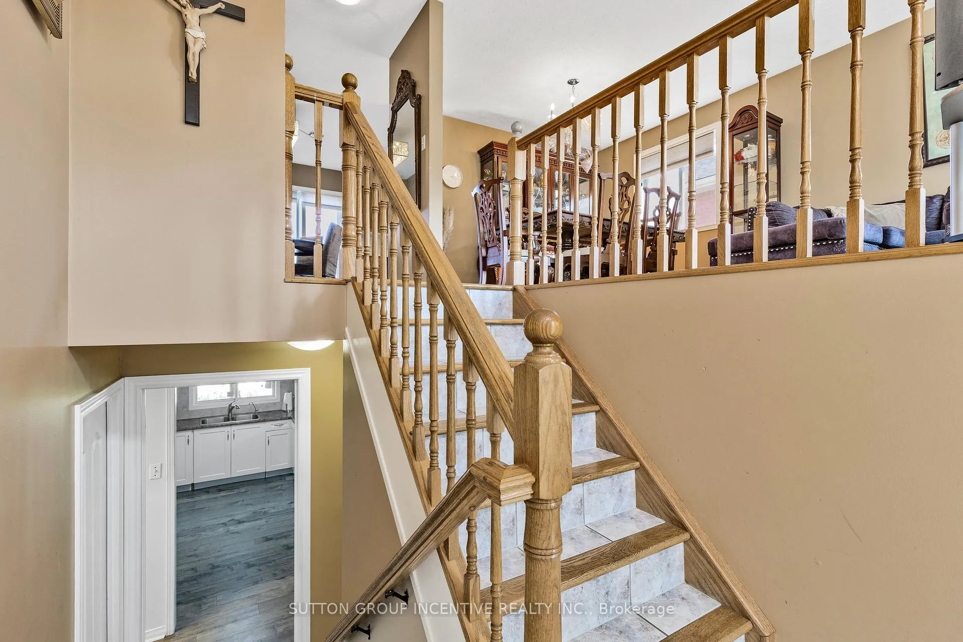 Photo 5 of 635 Wayne Crescent, Midland — HOMEH