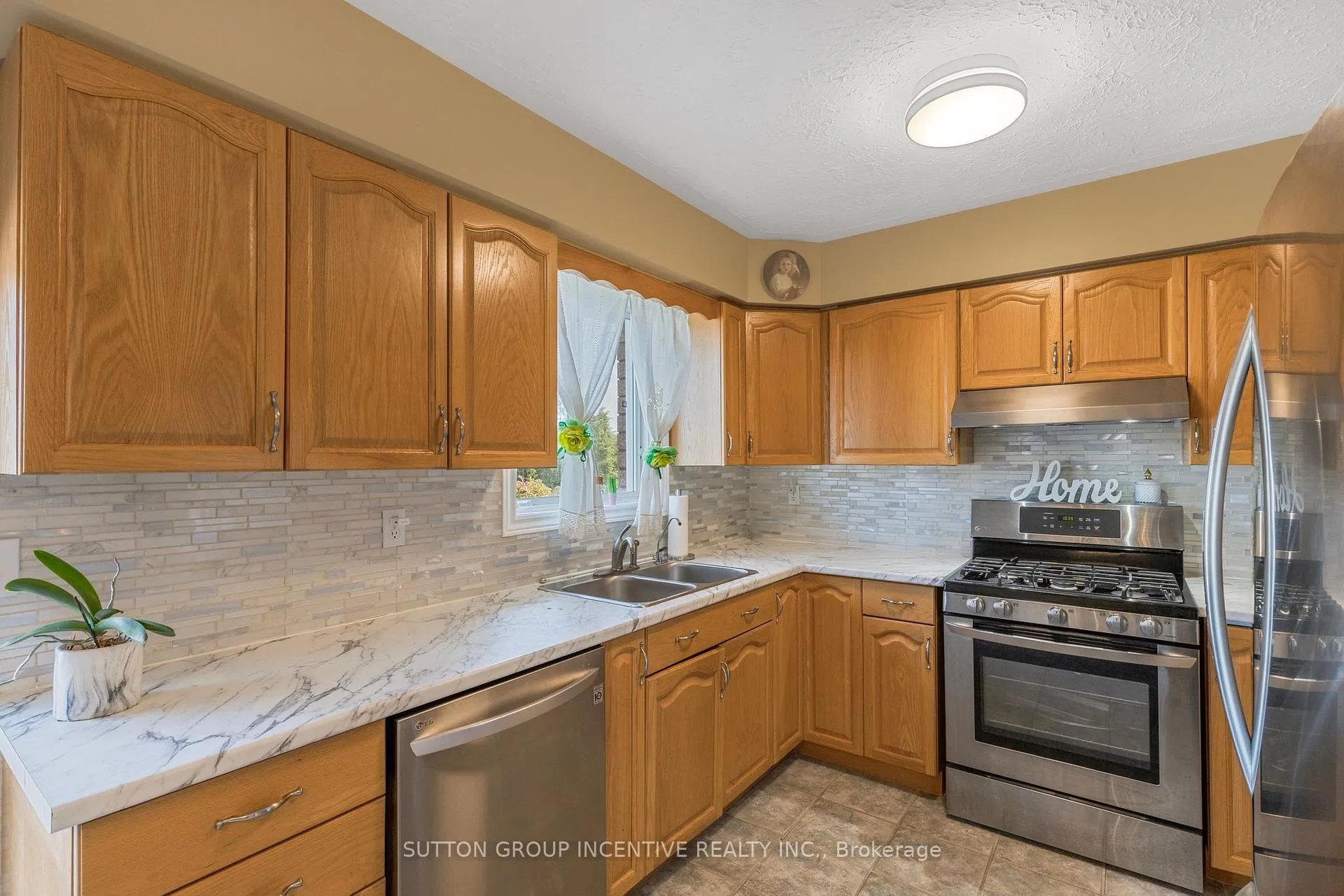 Photo 13 of 635 Wayne Crescent, Midland — HOMEH
