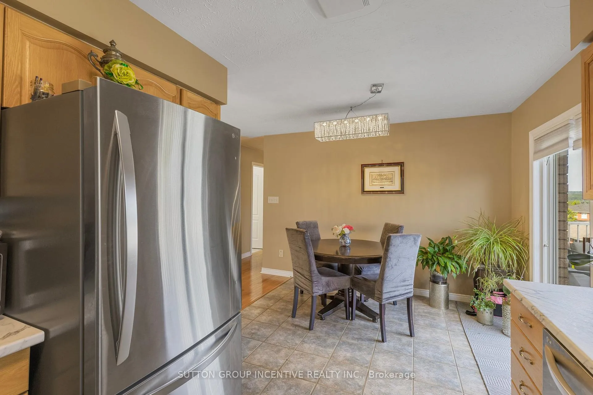 Photo 14 of 635 Wayne Crescent, Midland — HOMEH
