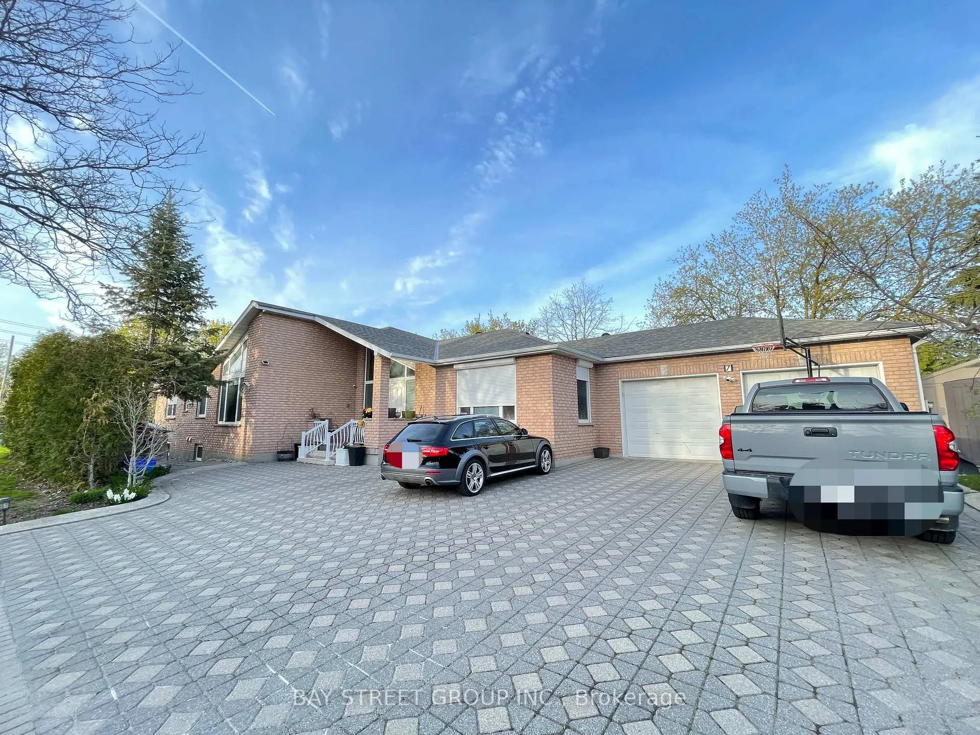 Photo 2 of 7 Markwood Lane, Vaughan, Crestwood-Springfarm-Yorkhill — HOMEH