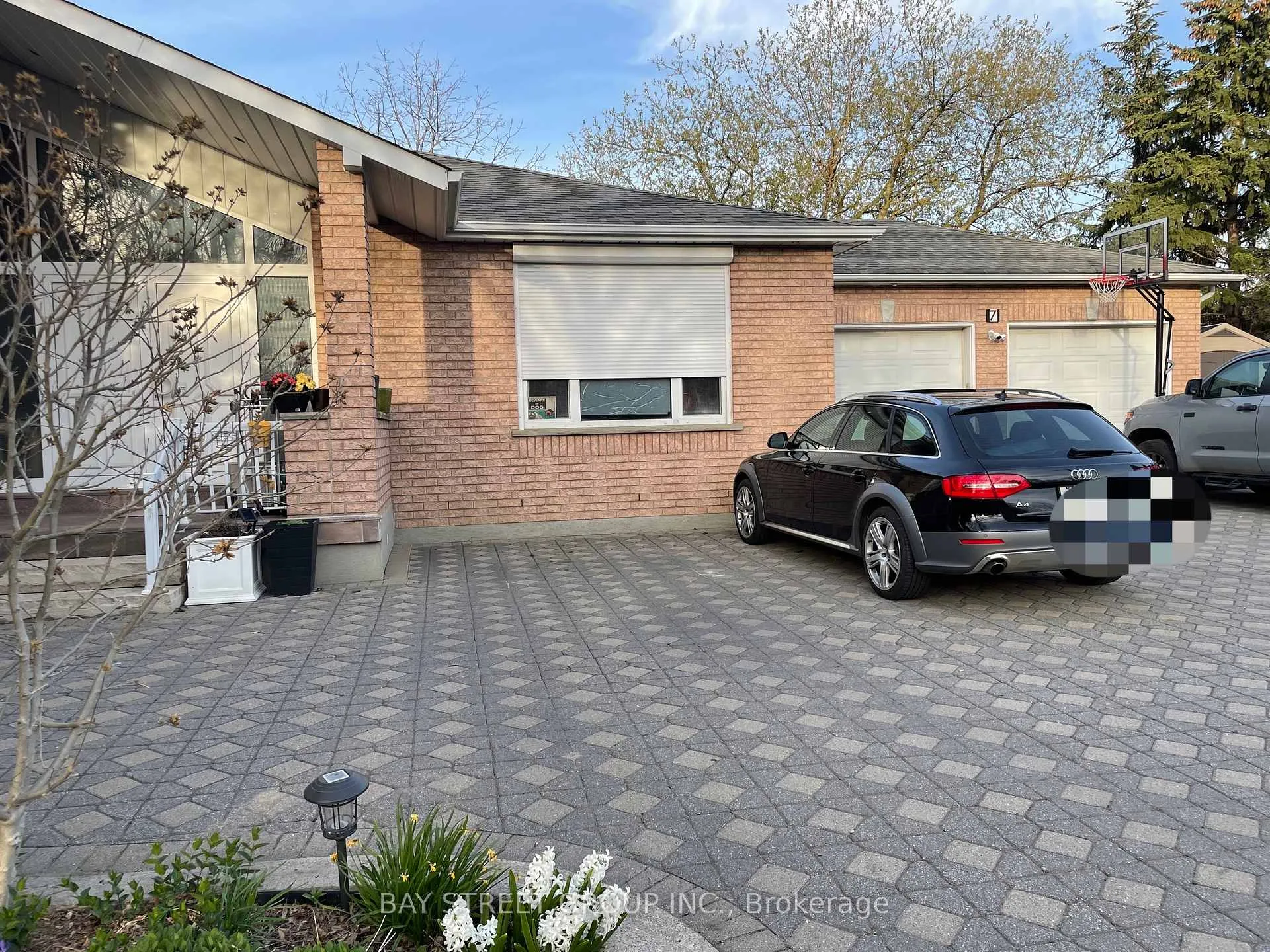 Photo 3 of 7 Markwood Lane, Vaughan, Crestwood-Springfarm-Yorkhill — HOMEH
