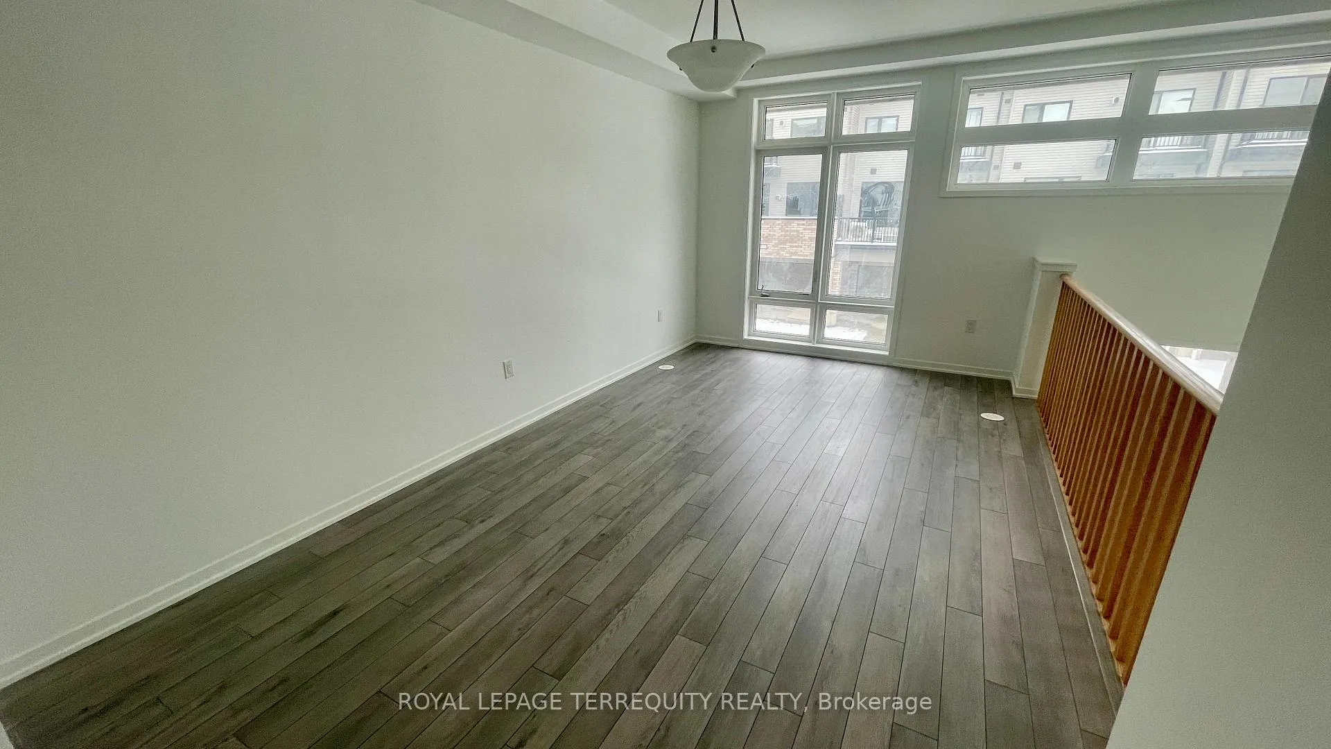 Photo 5 of 815 Stanstead Path, Oshawa, Samac — HOMEH