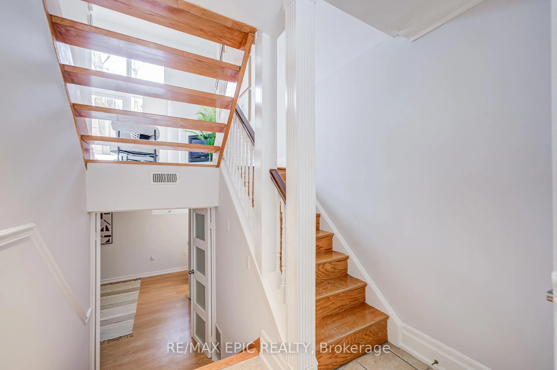 Photo 3 of Unit 6, 115 Henderson Avenue, Markham, Thornhill — HOMEH