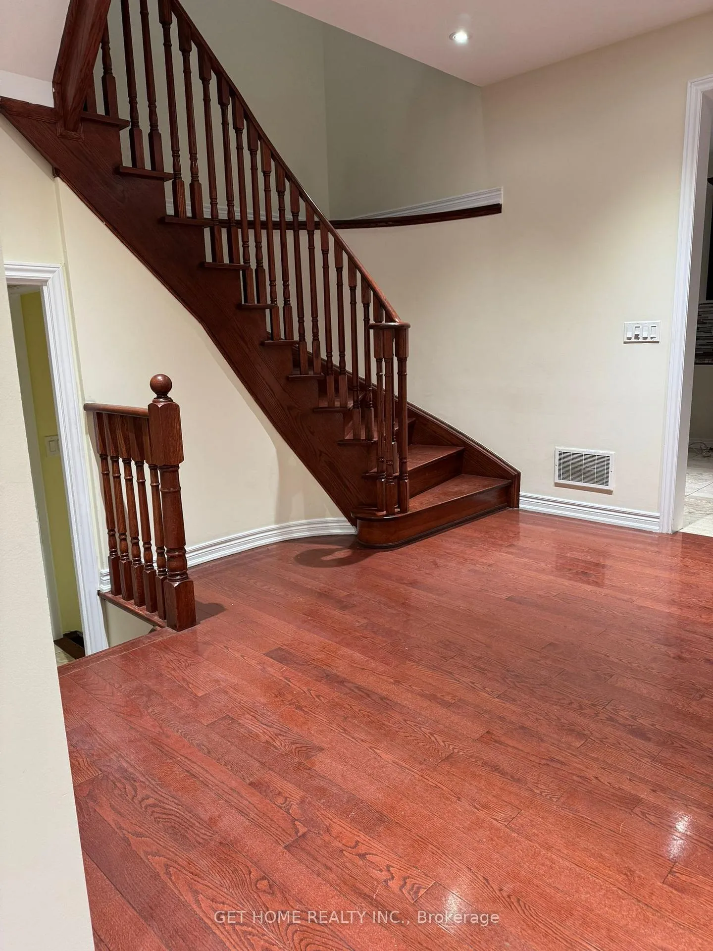 Photo 4 of Unit Upper, 60 Ebury Drive, Brampton, Credit Valley — HOMEH