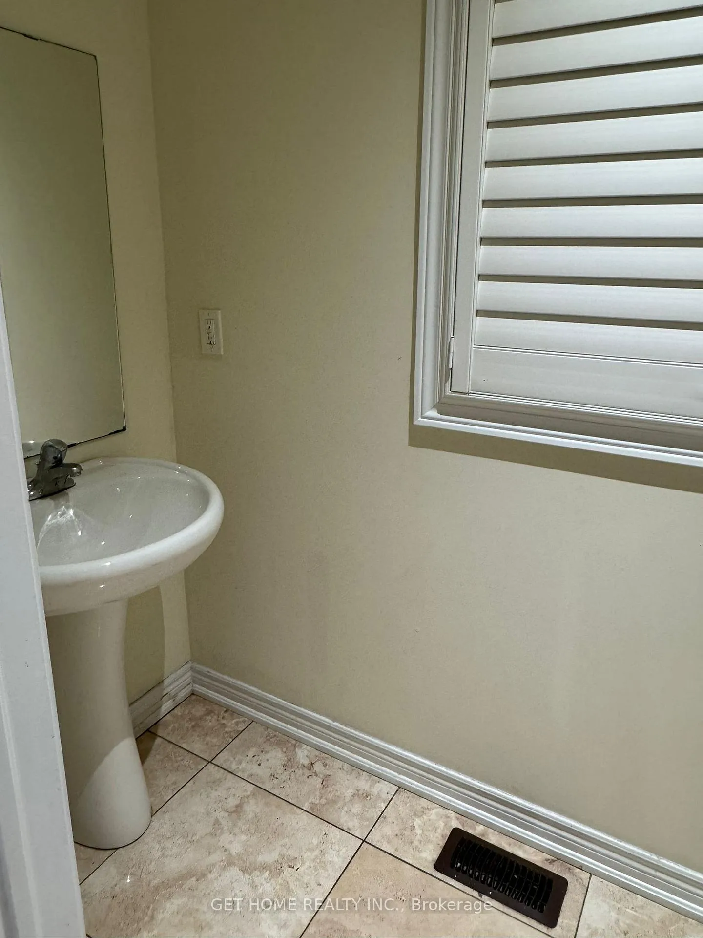 Photo 5 of Unit Upper, 60 Ebury Drive, Brampton, Credit Valley — HOMEH