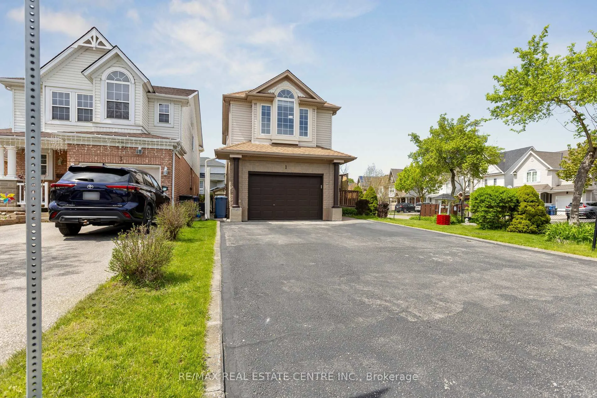 Photo 2 of 1 Silversmith Court, Guelph, Kortright West — HOMEH