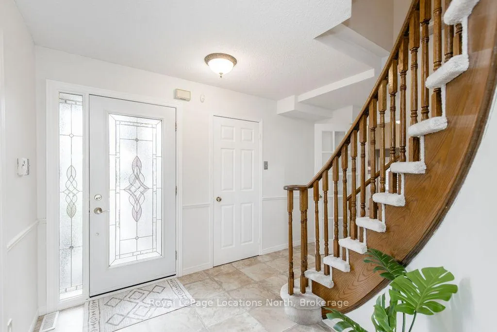 Photo 4 of 10 Barwick Drive, Barrie, West Bayfield — HOMEH