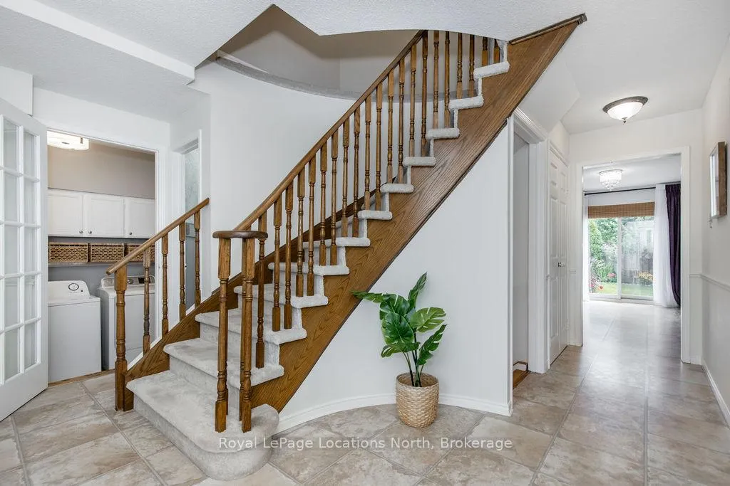 Photo 5 of 10 Barwick Drive, Barrie, West Bayfield — HOMEH