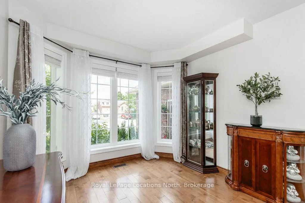 Photo 8 of 10 Barwick Drive, Barrie, West Bayfield — HOMEH