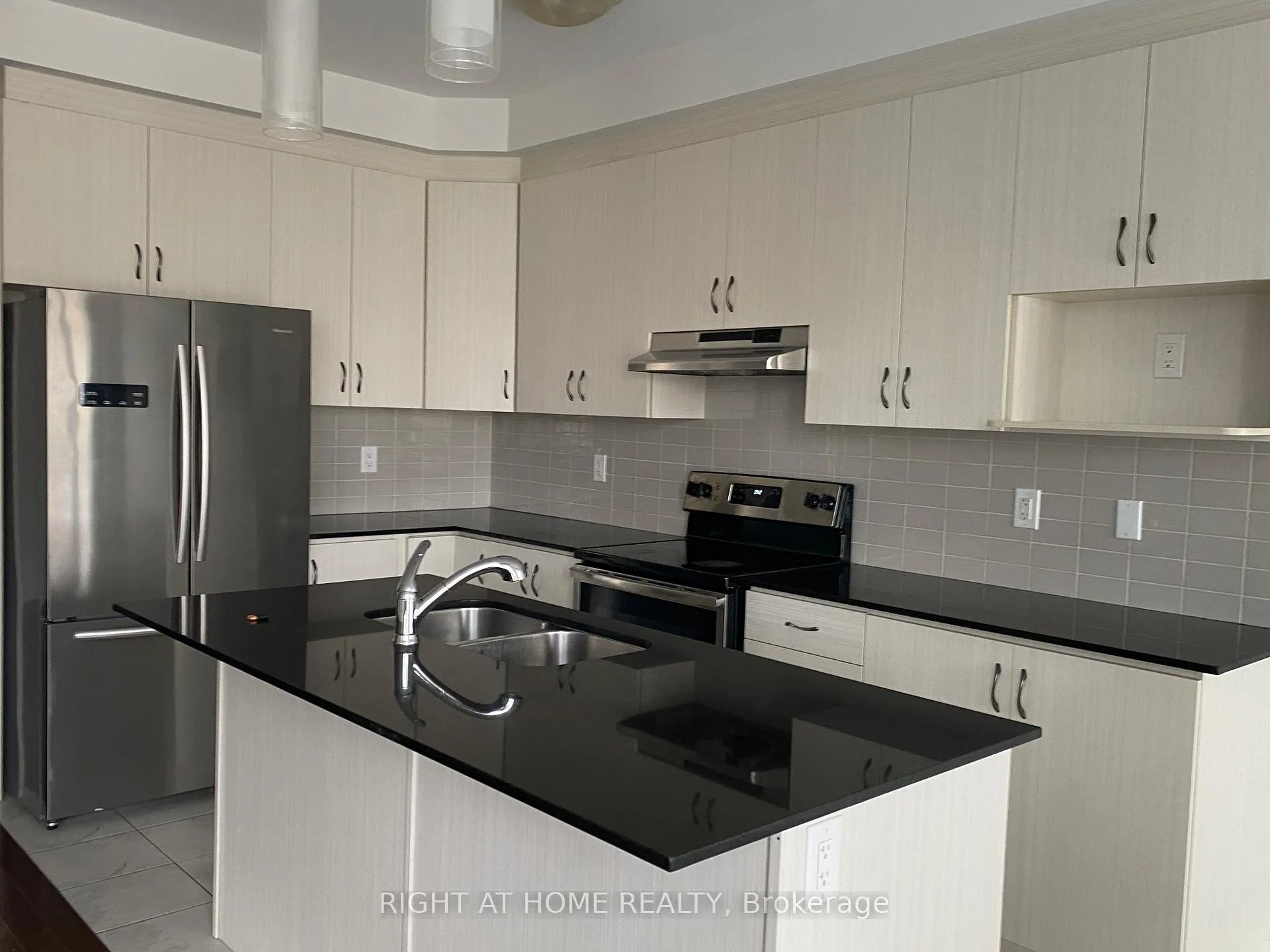 Photo 5 of 2124 Dale Road, Innisfil, Alcona — HOMEH